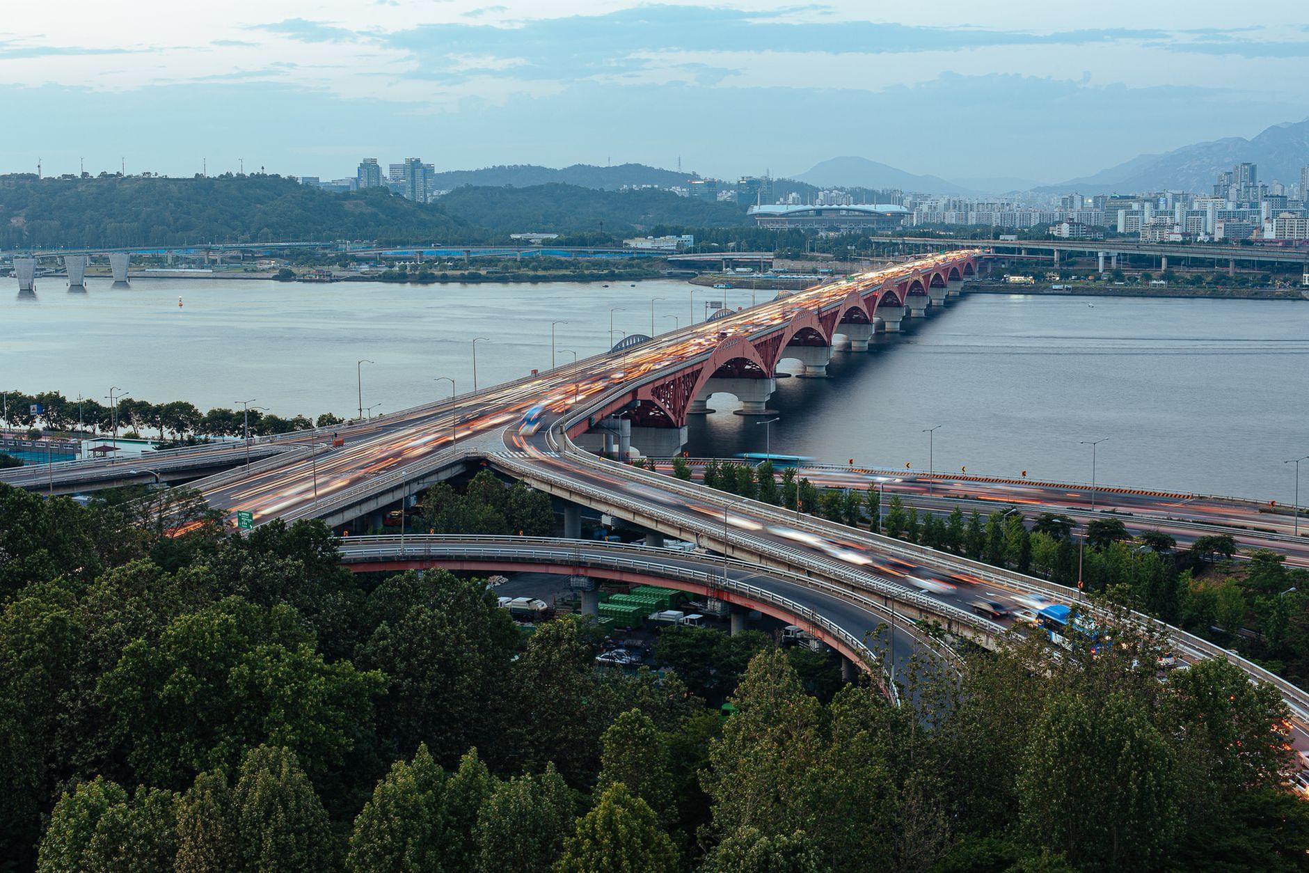 General visual reference for Her Legacy in South Korean Pop Culture. Source: Pexels / Photo by Gije Cho / Pexels License / https://www.pexels.com/photo/traffic-on-bridge-in-budapest-17113720/