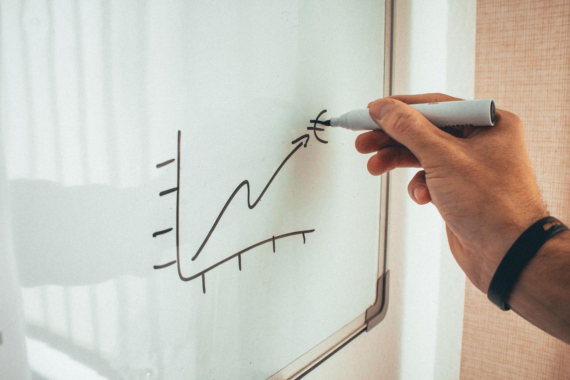 General visual reference for Formulating the Perfect Game Theory. Source: Pexels / Photo by Malte Luk / Pexels License / https://www.pexels.com/photo/crop-man-drawing-on-whiteboard-during-financial-training-5310563/