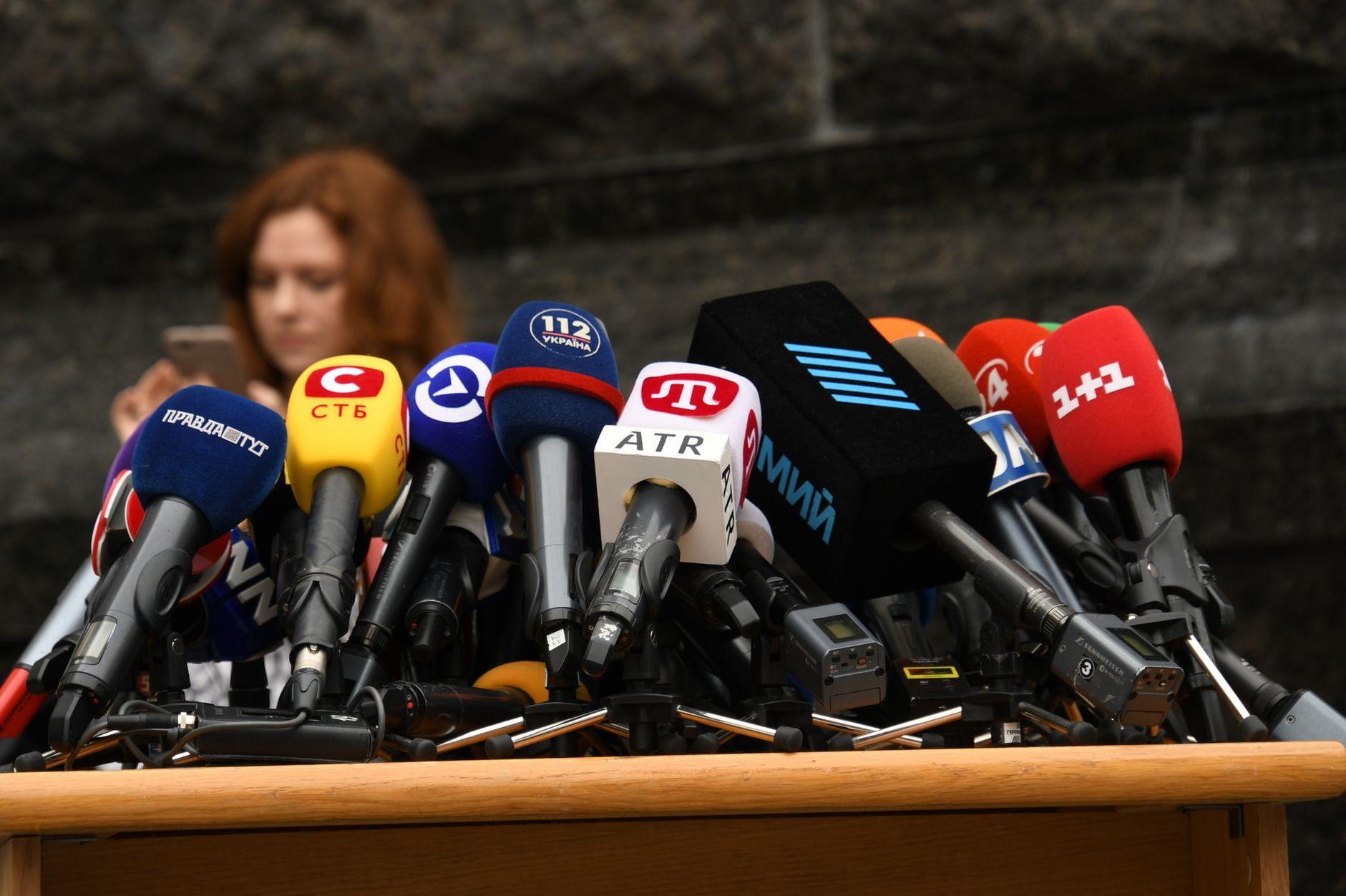 General visual reference for The Polarizing Reception of a Genius. Source: Pexels / Photo by Yunus Erdogdu / Pexels License / https://www.pexels.com/photo/microphones-on-desk-at-press-conference-15920138/