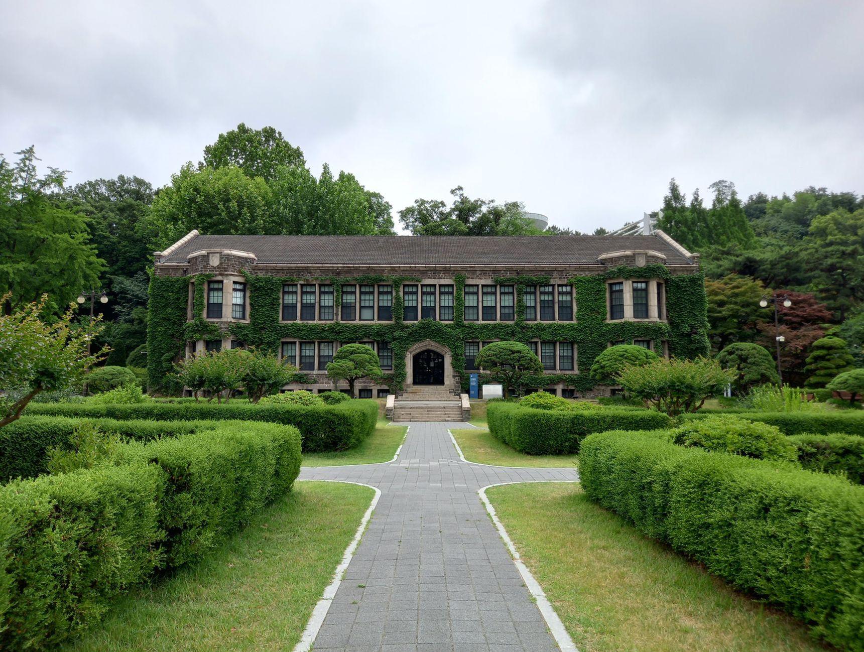 General visual reference for Early Life and Academic Foundations. Source: Pexels / Photo by Jueon Kim 김주언 / Pexels License / https://www.pexels.com/photo/ivy-covered-building-in-seoul-south-korea-35855544/