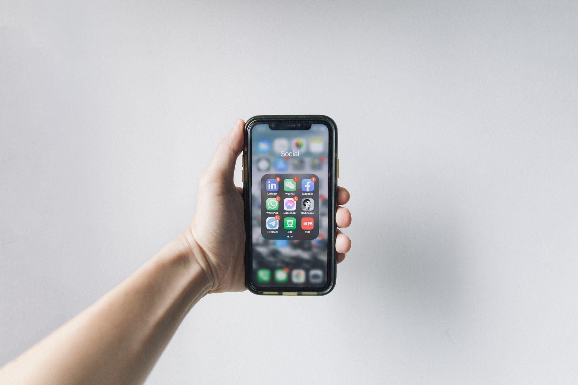 General visual reference for Technological Modernization of Public Legal Aid. Source: Pexels / Photo by Zx Teoh / Pexels License / https://www.pexels.com/photo/hand-of-a-person-holding-a-smartphone-showing-home-screen-8143737/