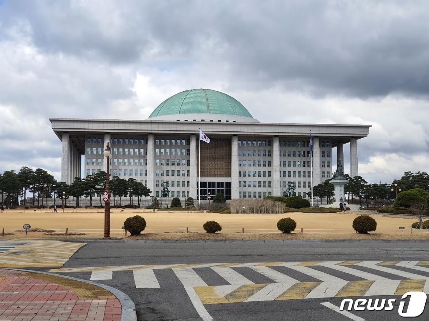 General visual reference for Overcoming Administrative and Budgetary Challenges. Source: Google Images / www.news1.kr / Google usage-rights filter; verify source license / https://www.news1.kr/politics/assembly/6051576