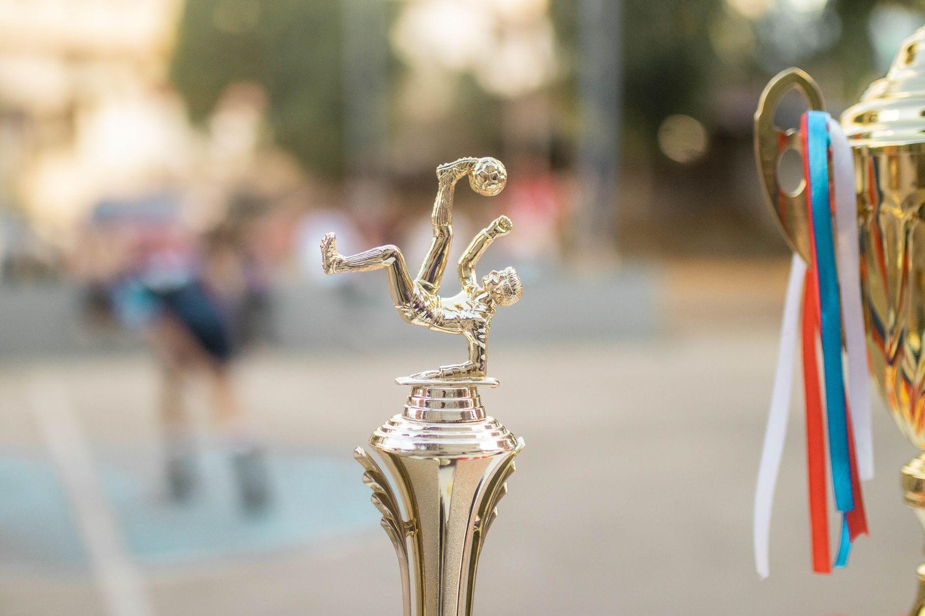 General visual reference for Winning the Prestigious Zamora Trophy. Source: Pexels / Photo by Hugo Polo / Pexels License / https://www.pexels.com/photo/close-up-of-football-trophy-with-ribbons-34412339/