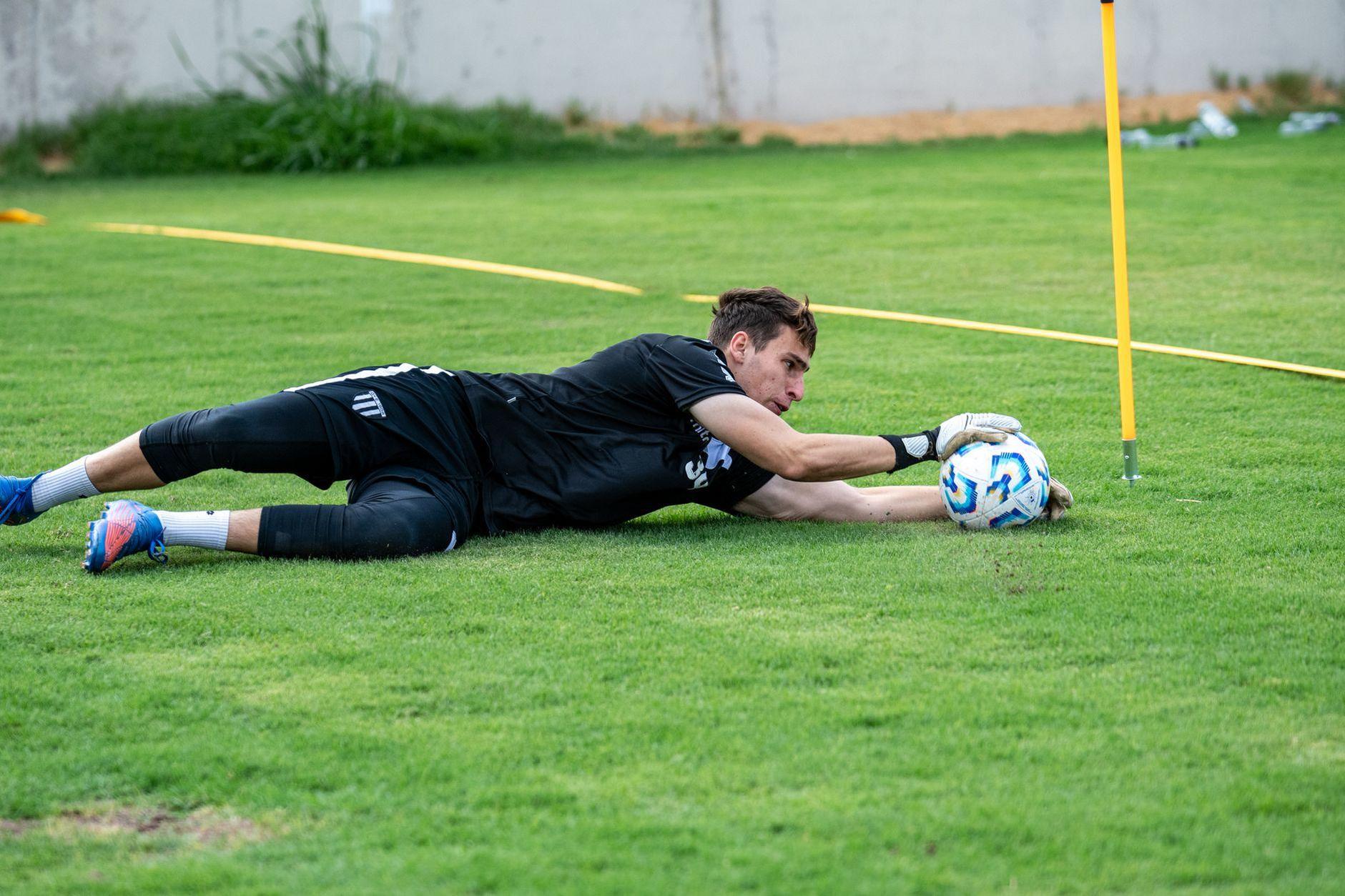 General visual reference for Analyzing His Goalkeeping Style and Strengths. Source: Pexels / Photo by Franco Monsalvo / Pexels License / https://www.pexels.com/photo/goalkeeper-training-session-on-green-field-30585008/