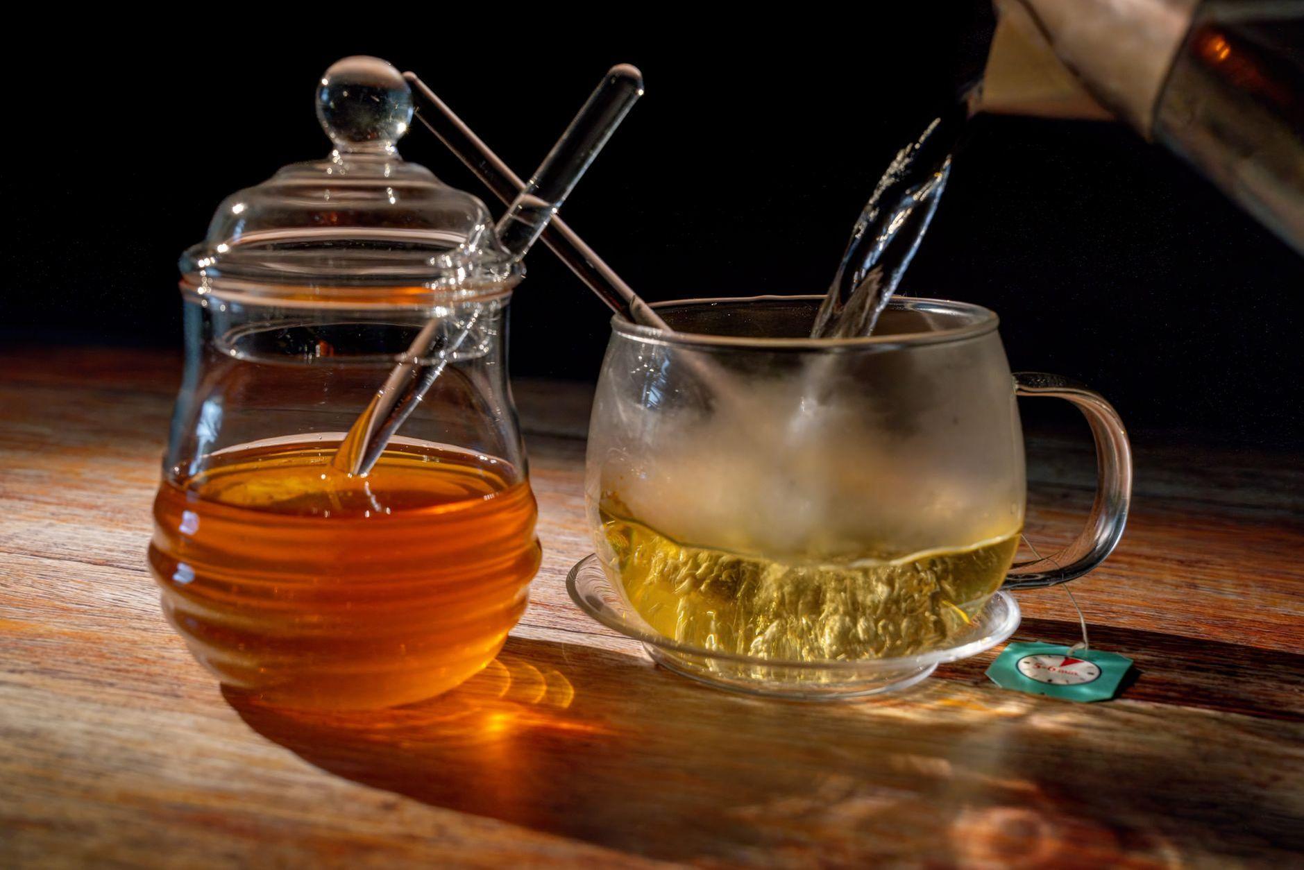 General visual reference for Behind the Scenes: The Demands of Studio Sessions. Source: Pexels / Photo by Gundula Vogel / Pexels License / https://www.pexels.com/photo/refreshing-tea-with-honey-on-wooden-table-34185860/