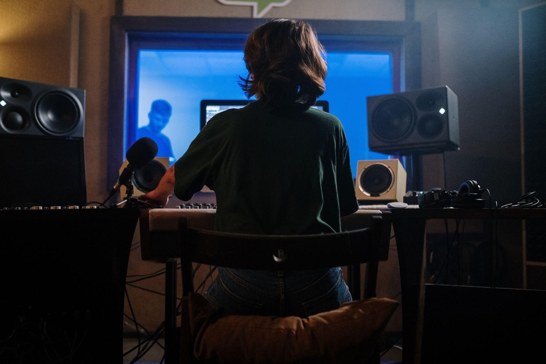 General visual reference for Collaborative Spirit and Professionalism. Source: Pexels / Photo by cottonbro studio / Pexels License / https://www.pexels.com/photo/back-view-of-a-woman-sitting-in-the-music-studio-5657673/