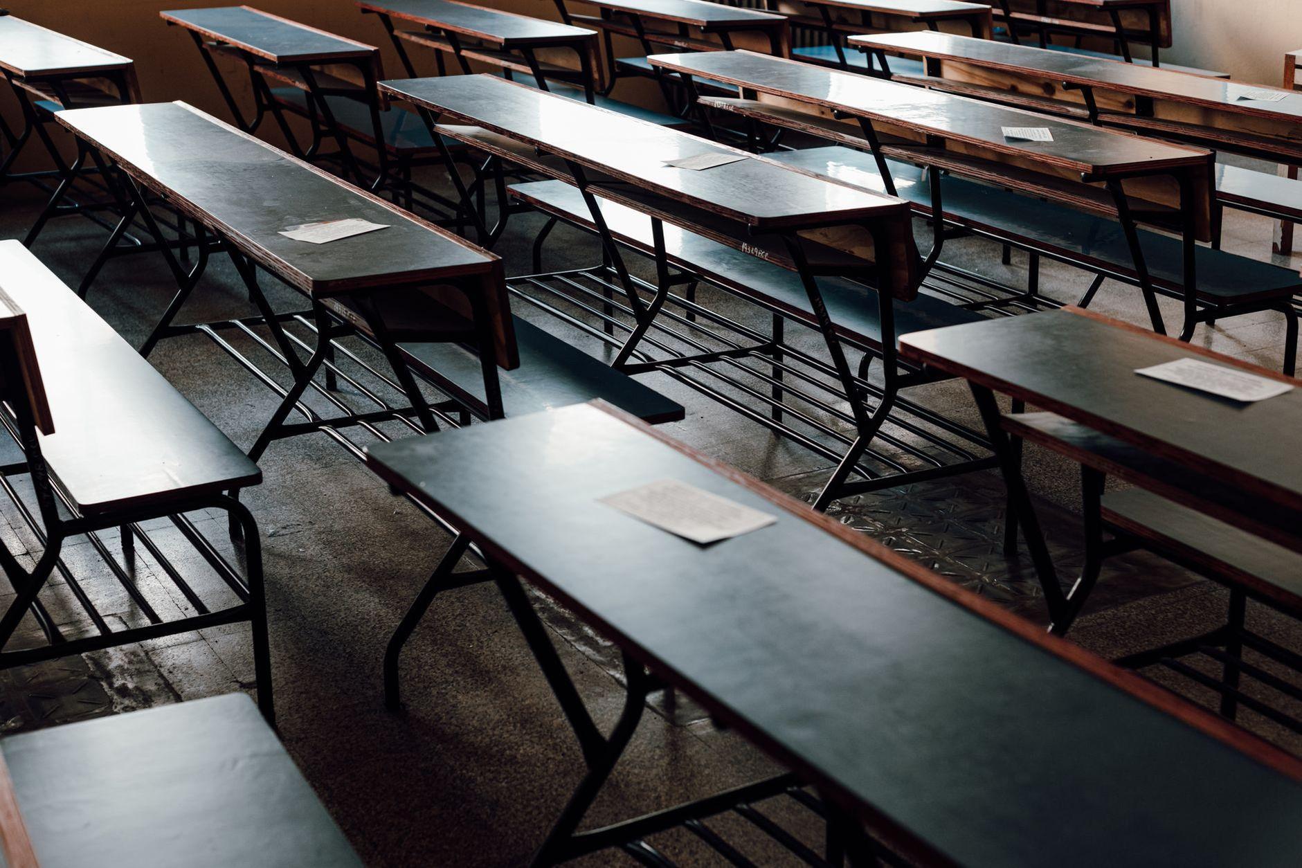 General visual reference for Modest Beginnings: VJ Debut and Early Television Roles (2001-2004). Source: Pexels / Photo by Alex Dos Santos / Pexels License / https://www.pexels.com/photo/empty-classroom-with-wooden-desks-in-buenos-aires-37829628/