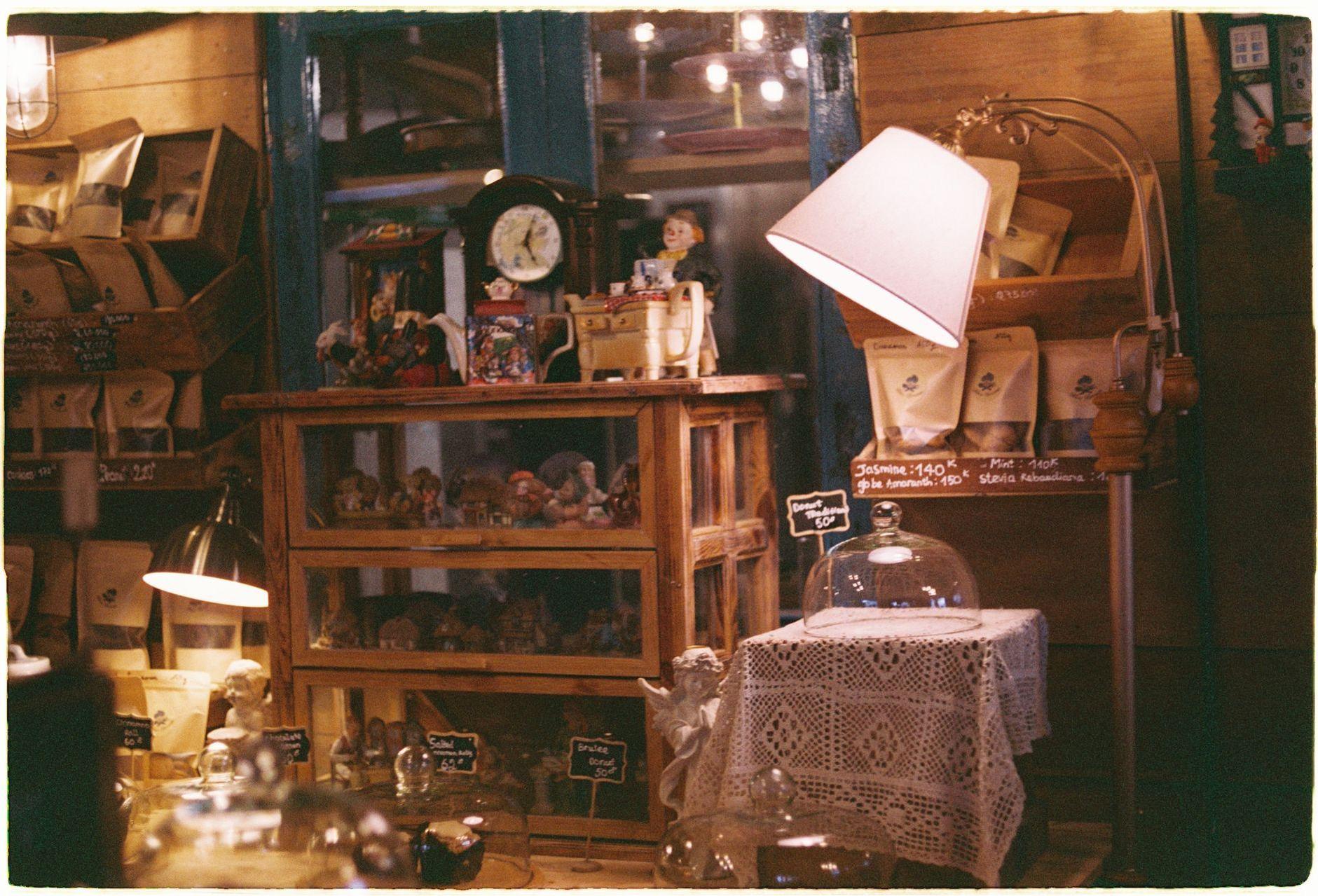 General visual reference for The Hallyu Phenomenon: 'The 1st Shop of Coffee Prince' (2007). Source: Pexels / Photo by Ánh Đặng / Pexels License / https://www.pexels.com/photo/cozy-vintage-coffee-shop-interior-decor-32132452/