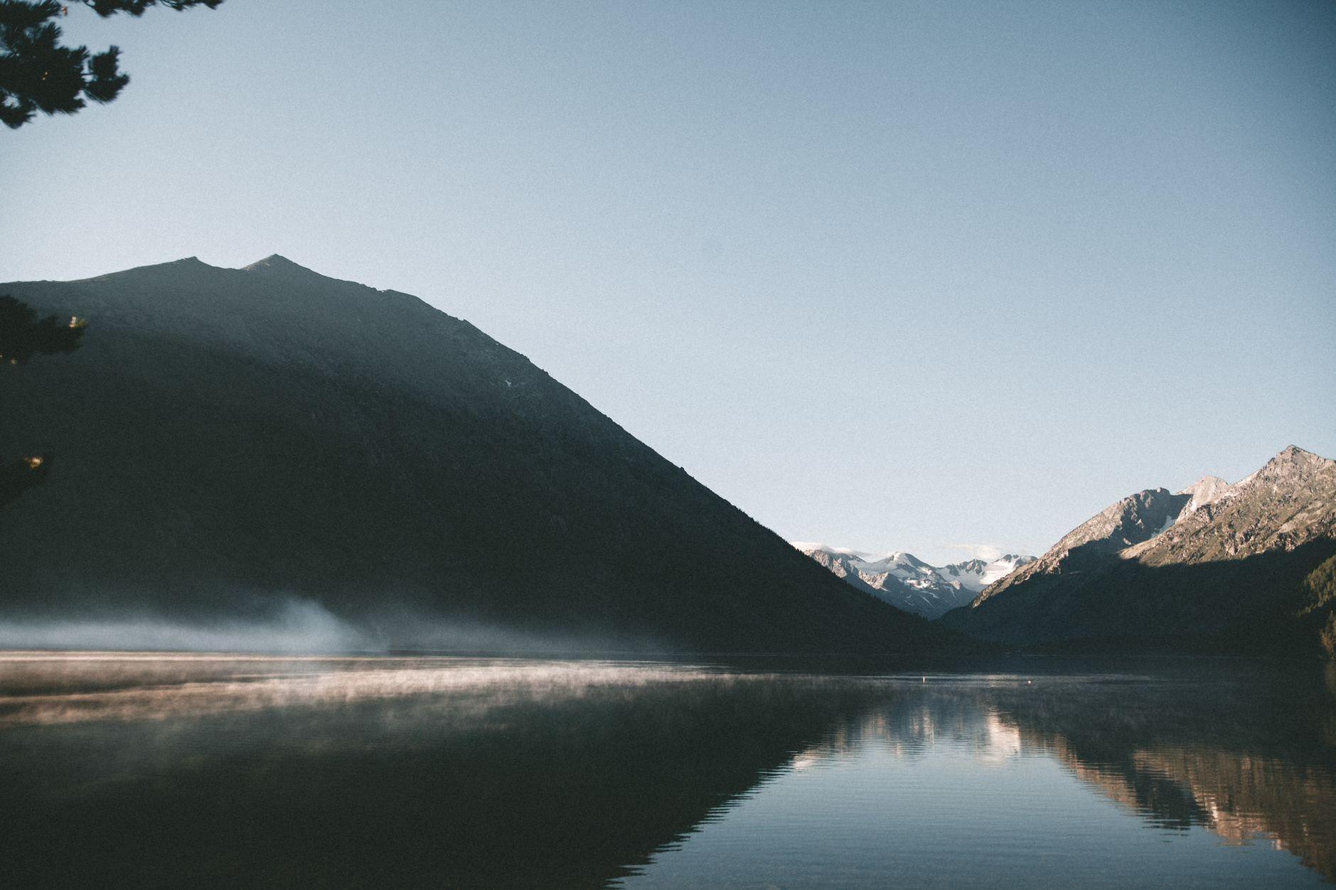 General visual reference for A Period of Reflection and Strategic Selectivity (2017-2018). Source: Pexels / Photo by Dmitriy Ganin / Pexels License / https://www.pexels.com/photo/river-reflecting-majestic-ridges-with-fog-under-light-sky-7527824/