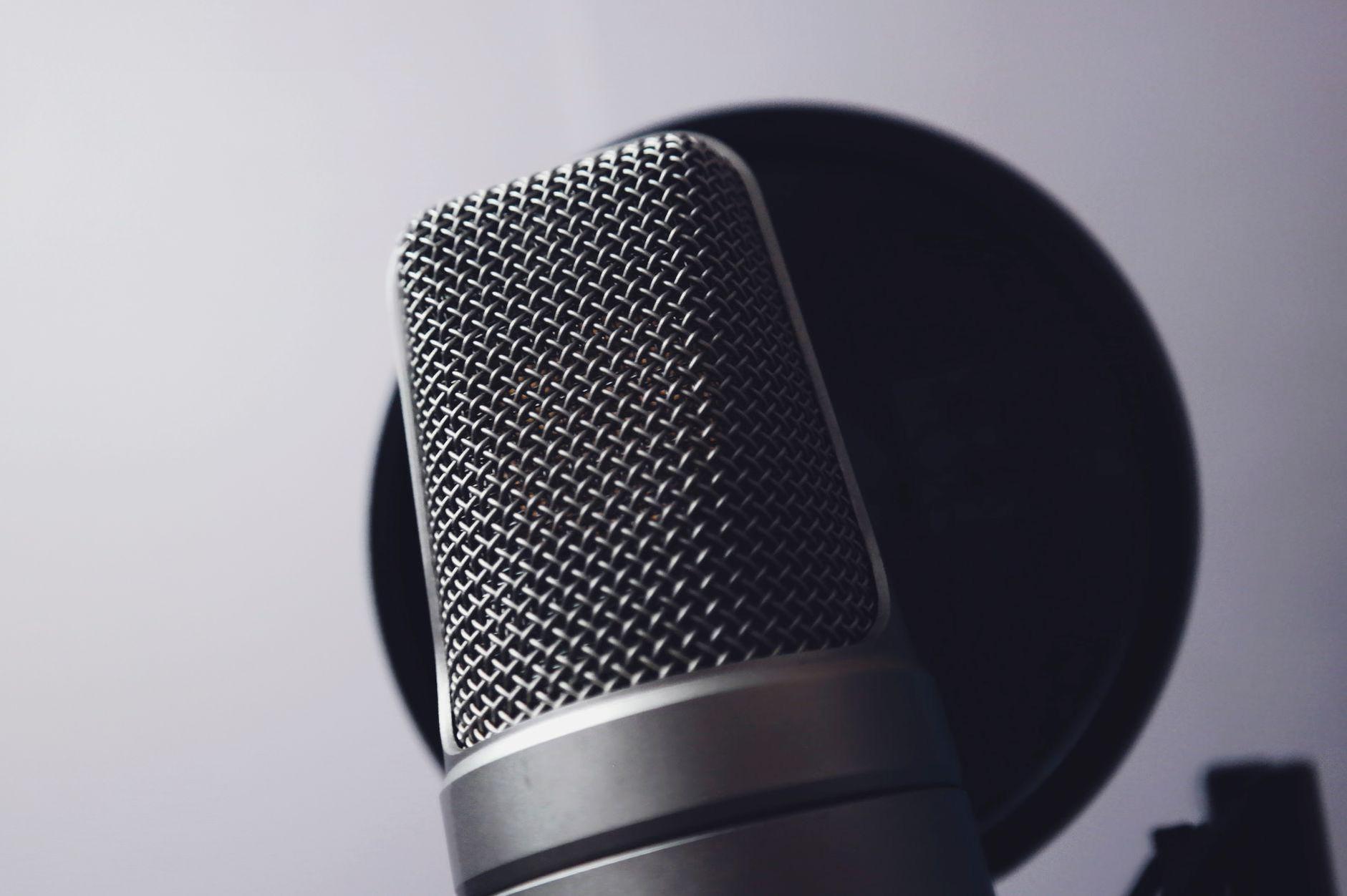 General visual reference for Voice Acting and Narration Masterclass. Source: Pexels / Photo by revac film's&photography / Pexels License / https://www.pexels.com/photo/silver-condenser-microphone-194985/