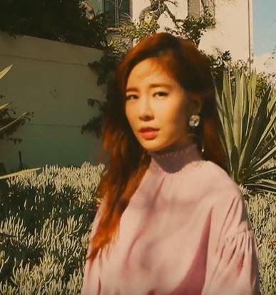 Her effortless elegance has turned Yoo In-na into an influential icon in the fashion and beauty sectors. Source: Wikimedia Commons / (Marie Claire Korea) LA 햇살 아래, 유인나 (1).jpg / by Marie Claire Korea / CC BY 3.0 / https://commons.wikimedia.org/w/index.php?curid=74738903