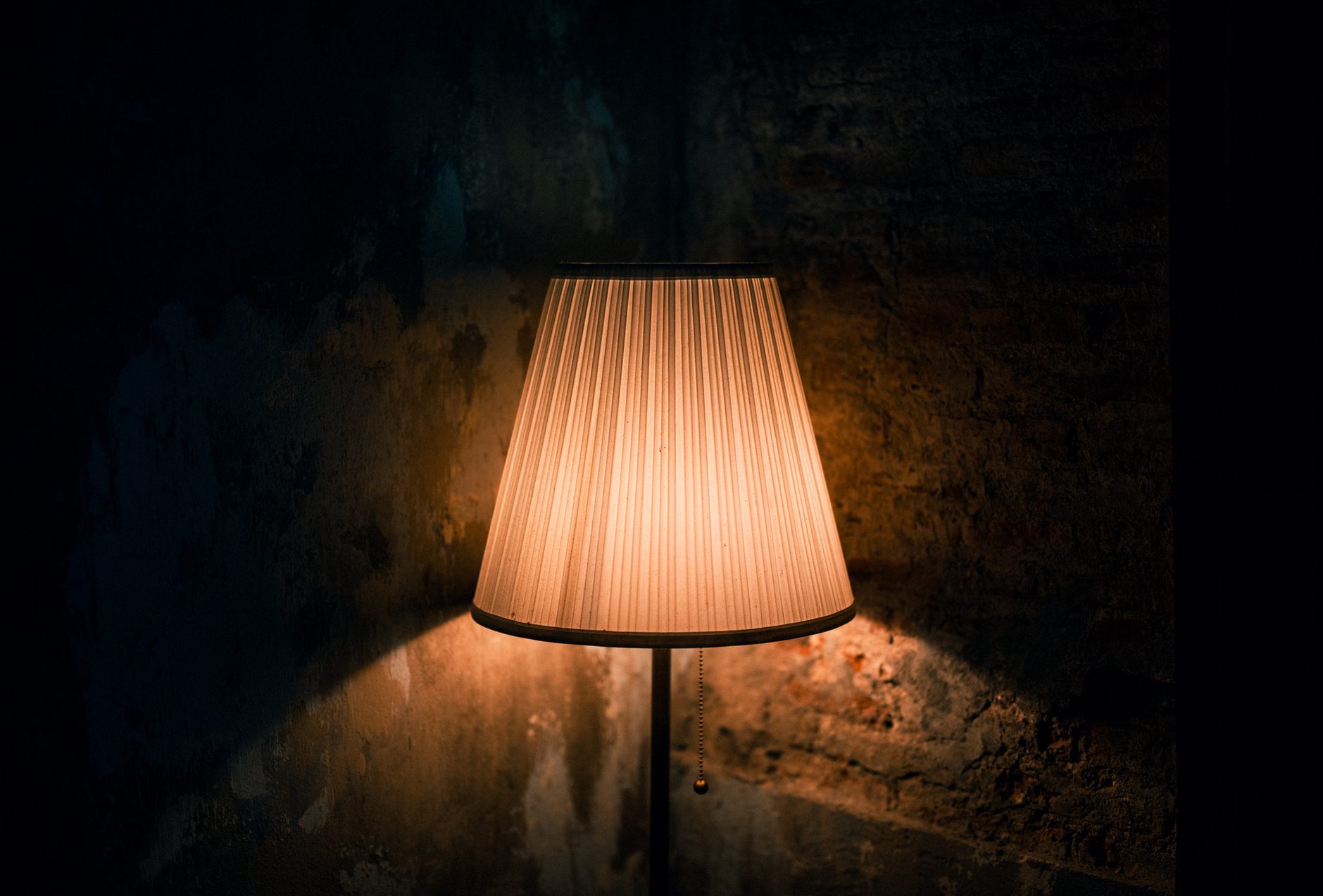 General visual reference for Visual Aesthetics and Color Palettes. Source: Pexels / Photo by Optical Chemist / Pexels License / https://www.pexels.com/photo/moody-illumination-of-a-lamp-in-bangkok-36650038/