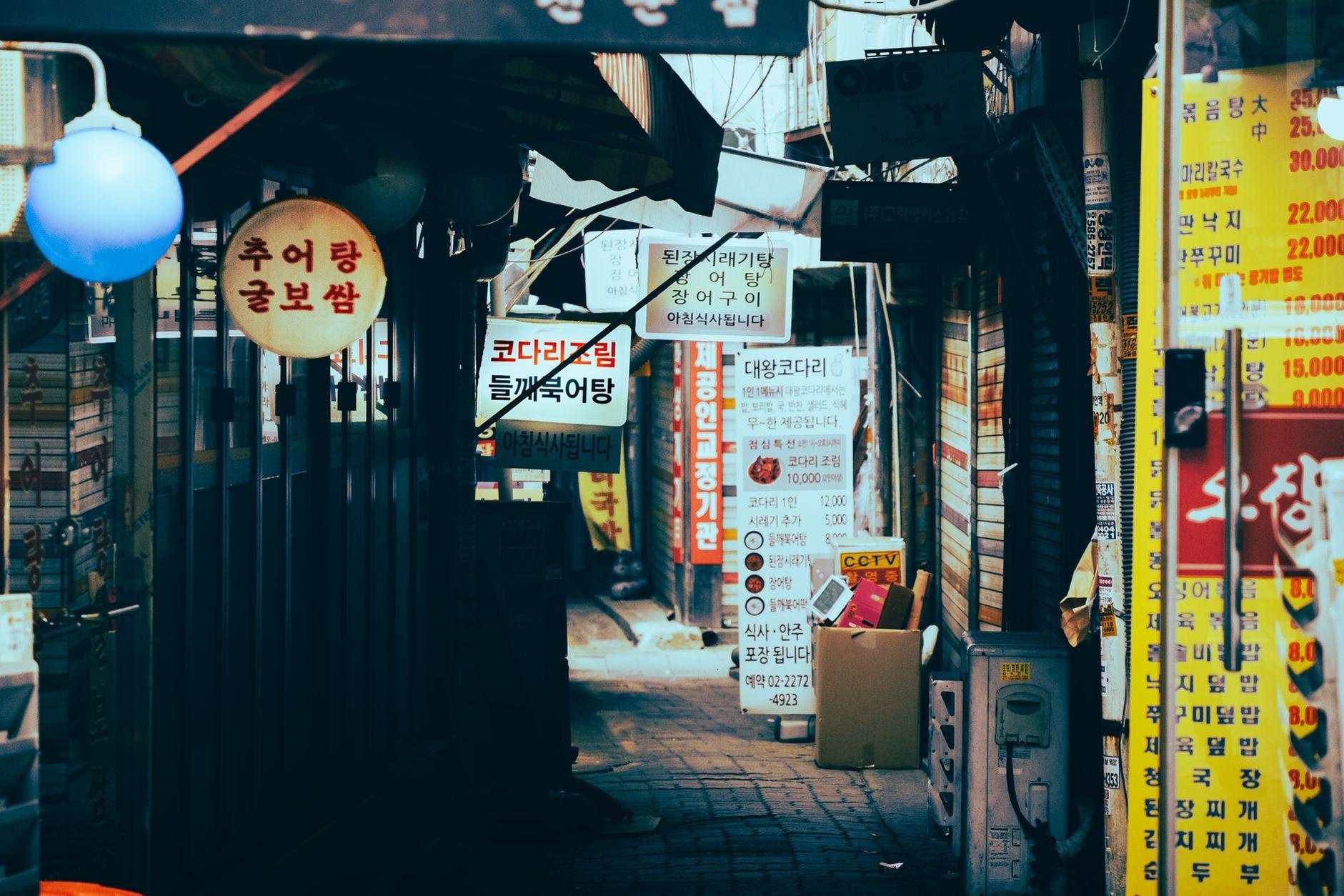 General visual reference for The Role of Localized Internet Slang. Source: Pexels / Photo by Muneeb Babar / Pexels License / https://www.pexels.com/photo/advertising-banners-in-narrow-alley-in-city-18184663/