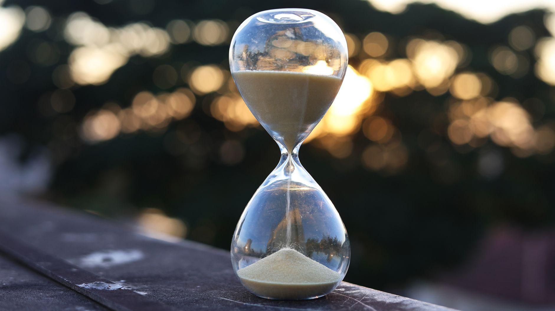 General visual reference for The Longevity of Melancholic Digital Art. Source: Pexels / Photo by Dominiquemel16 Ramos / Pexels License / https://www.pexels.com/photo/hourglass-with-sand-at-sunset-outdoors-37113105/