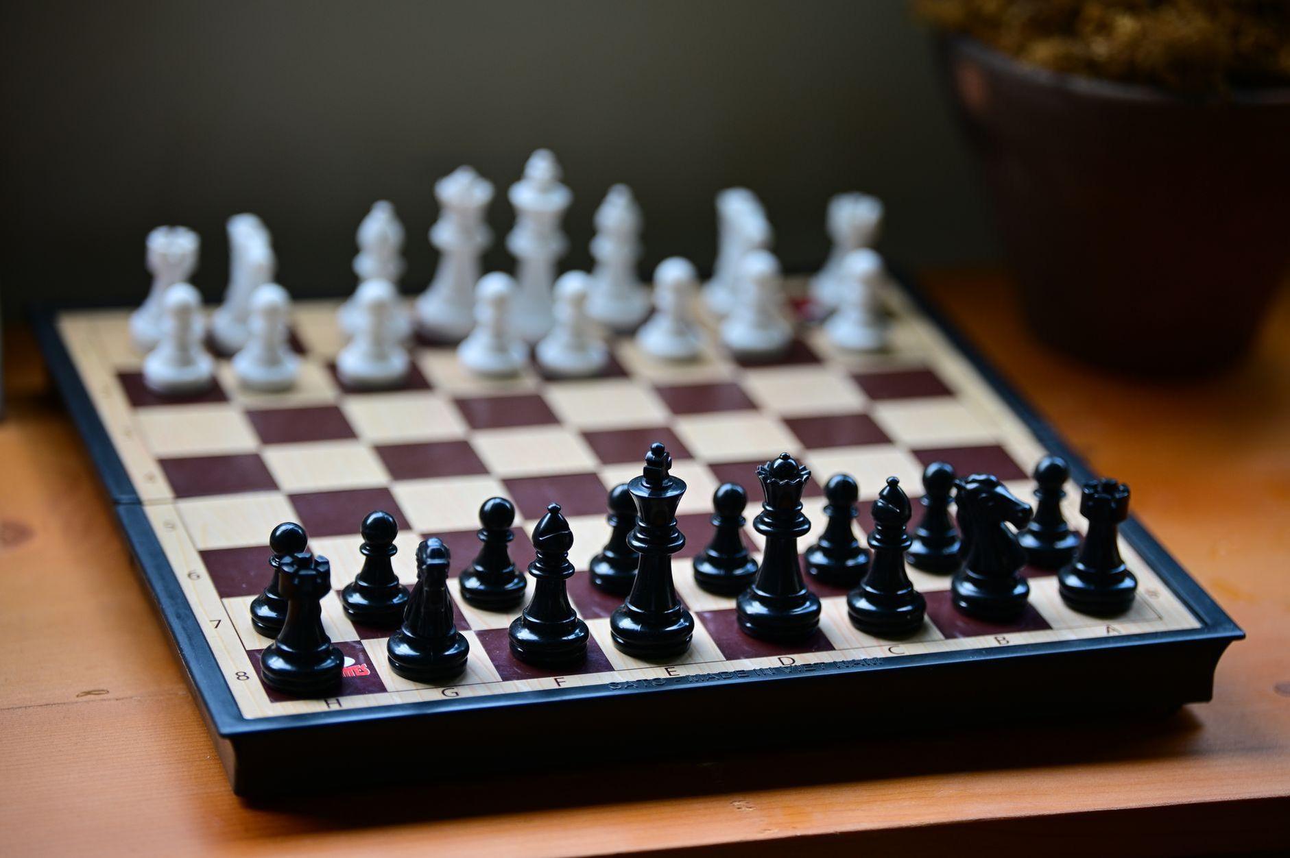 General visual reference for Defining 'Bento-ball': Possession and Build-up. Source: Pexels / Photo by Đan Thy Nguyễn Mai / Pexels License / https://www.pexels.com/photo/classic-chess-board-with-pieces-ready-for-play-33975462/
