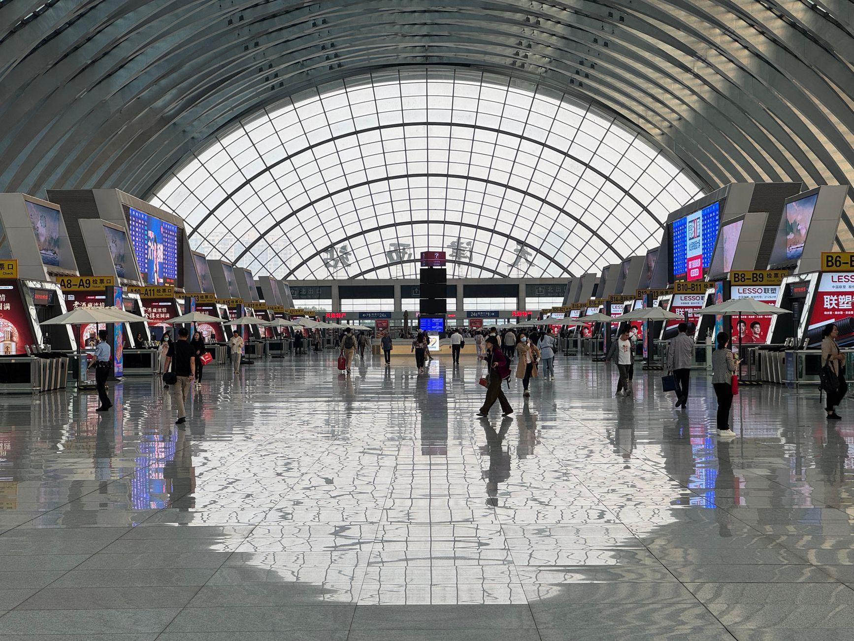 General visual reference for A Heartfelt Farewell to South Korea. Source: Pexels / Photo by Shuaizhi Tian / Pexels License / https://www.pexels.com/photo/spacious-modern-airport-terminal-architecture-28603501/