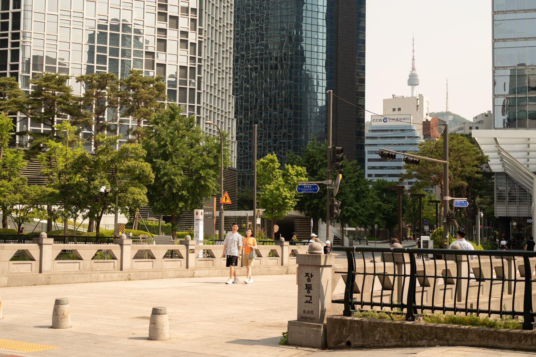 General visual reference for Advocacy for Labor Market Reform. Source: Pexels / Photo by VANBLV / Pexels License / https://www.pexels.com/photo/urban-street-scene-with-seoul-skyscrapers-33781331/