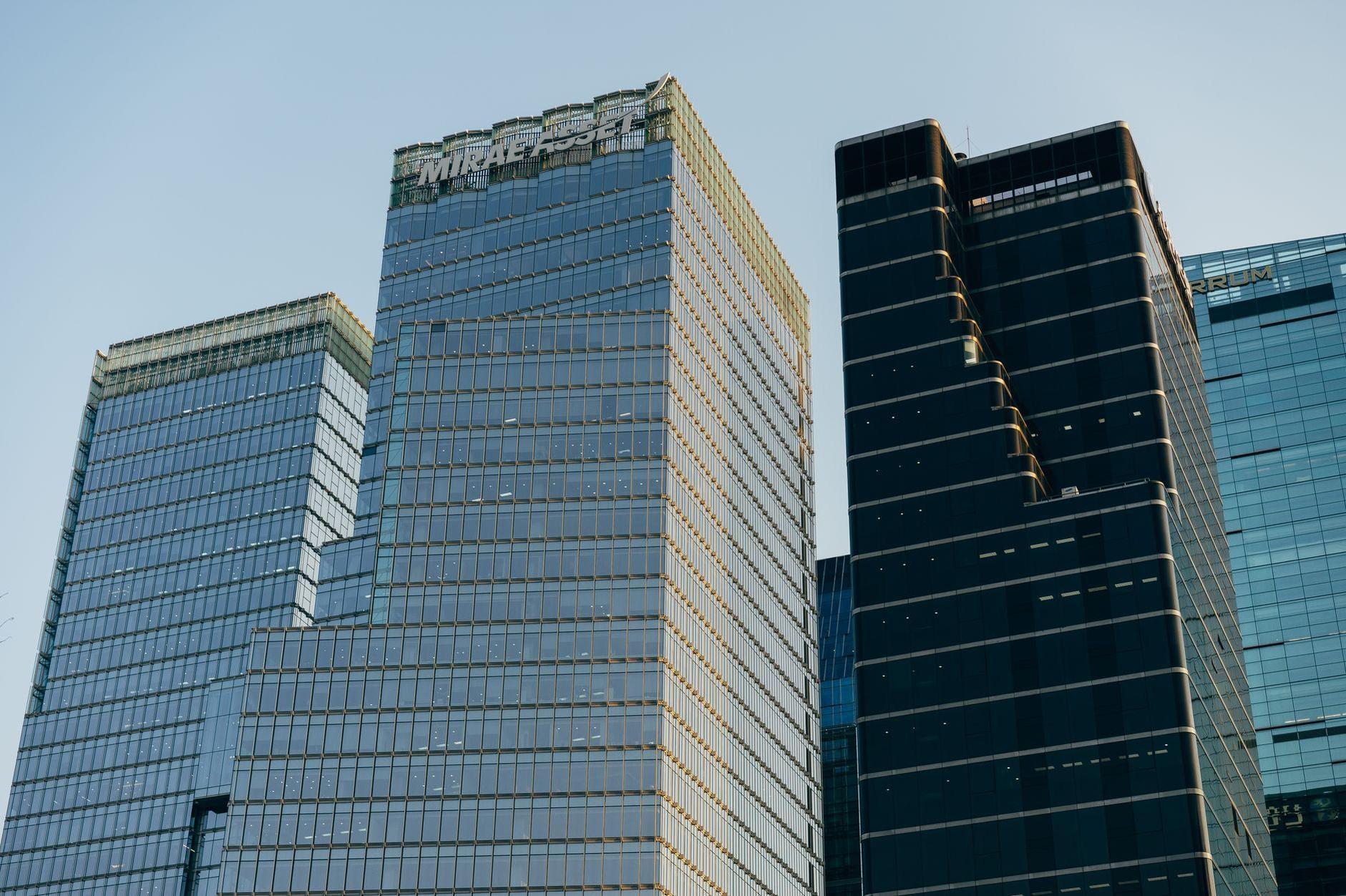General visual reference for Views on Corporate Regulation and the Chaebol. Source: Pexels / Photo by Markus Winkler / Pexels License / https://www.pexels.com/photo/tall-glass-buildings-under-the-clear-blue-sky-5075260/