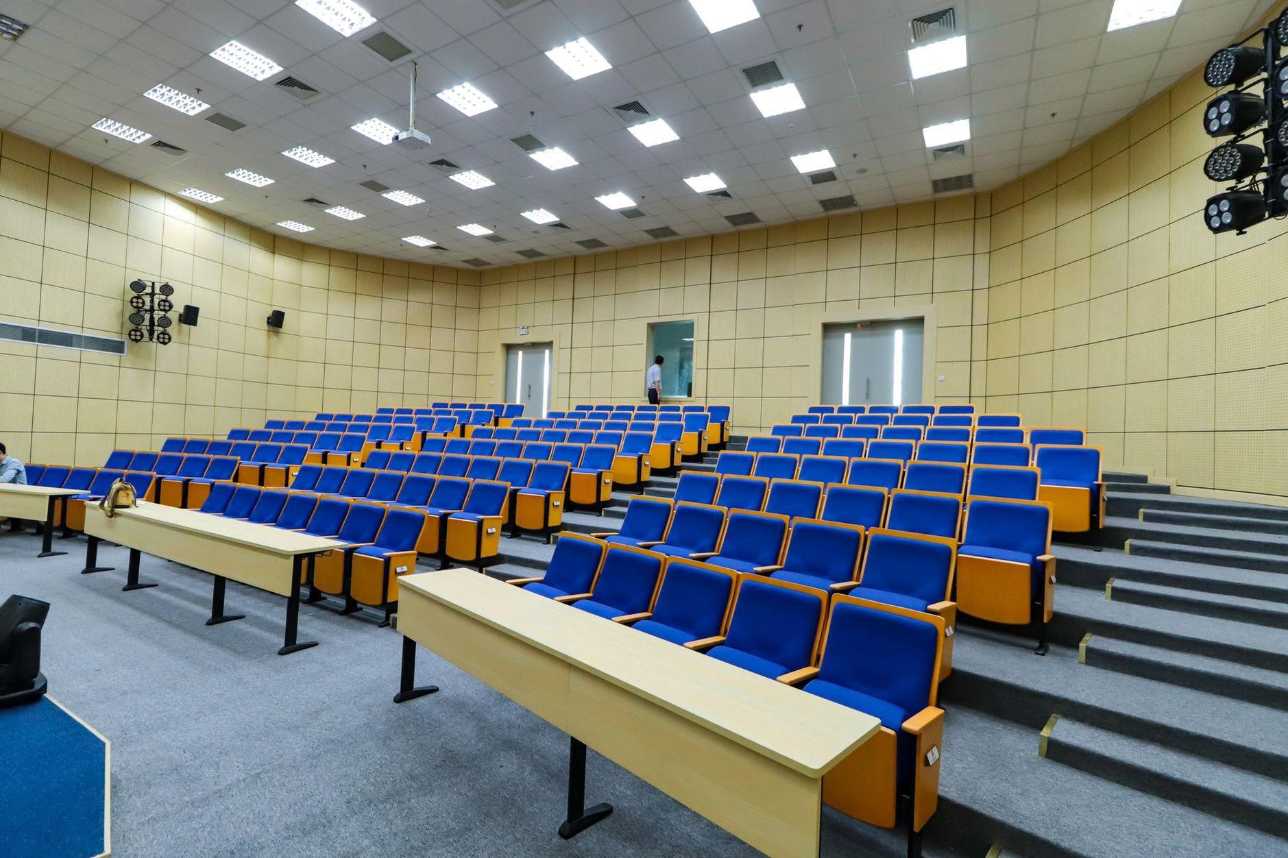 General visual reference for Education Reform and the Marketization of Universities. Source: Pexels / Photo by DOAN THANH BINH / Pexels License / https://www.pexels.com/photo/modern-empty-lecture-hall-with-blue-seats-36834057/
