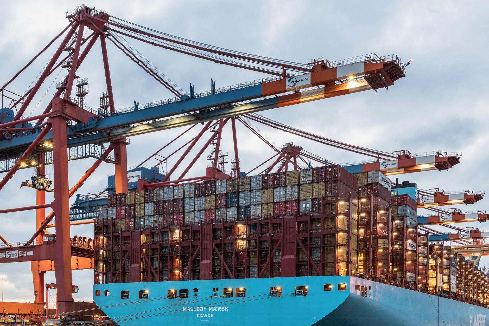General visual reference for Analyzing Global Economic Headwinds. Source: Pexels / Photo by Wolfgang Weiser / Pexels License / https://www.pexels.com/photo/cranes-over-a-container-ship-20581299/