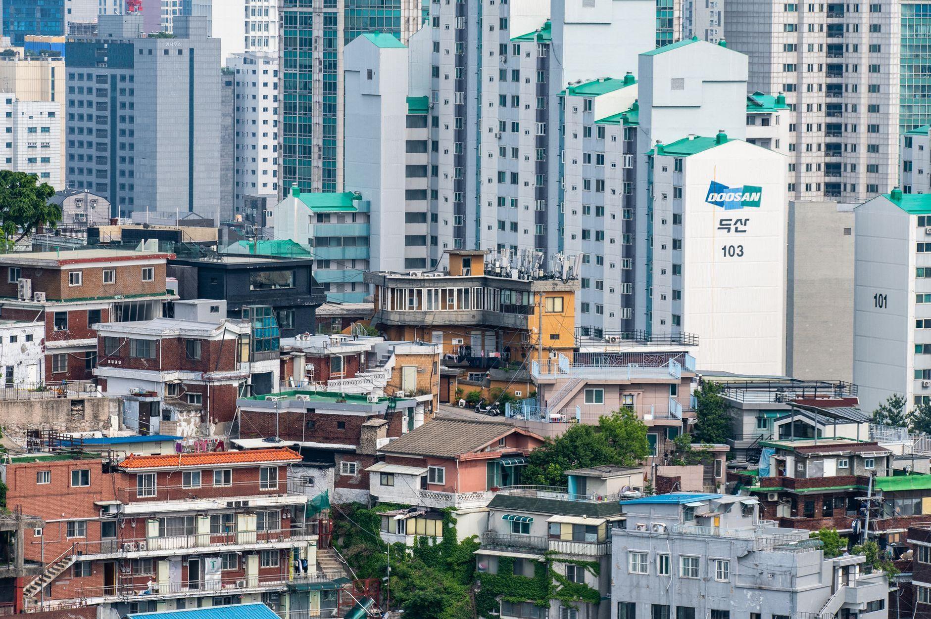 General visual reference for Criticism and Backlash from Progressive Circles. Source: Pexels / Photo by wal_ 172619 / Pexels License / https://www.pexels.com/photo/contrast-of-traditional-and-modern-architecture-36178451/