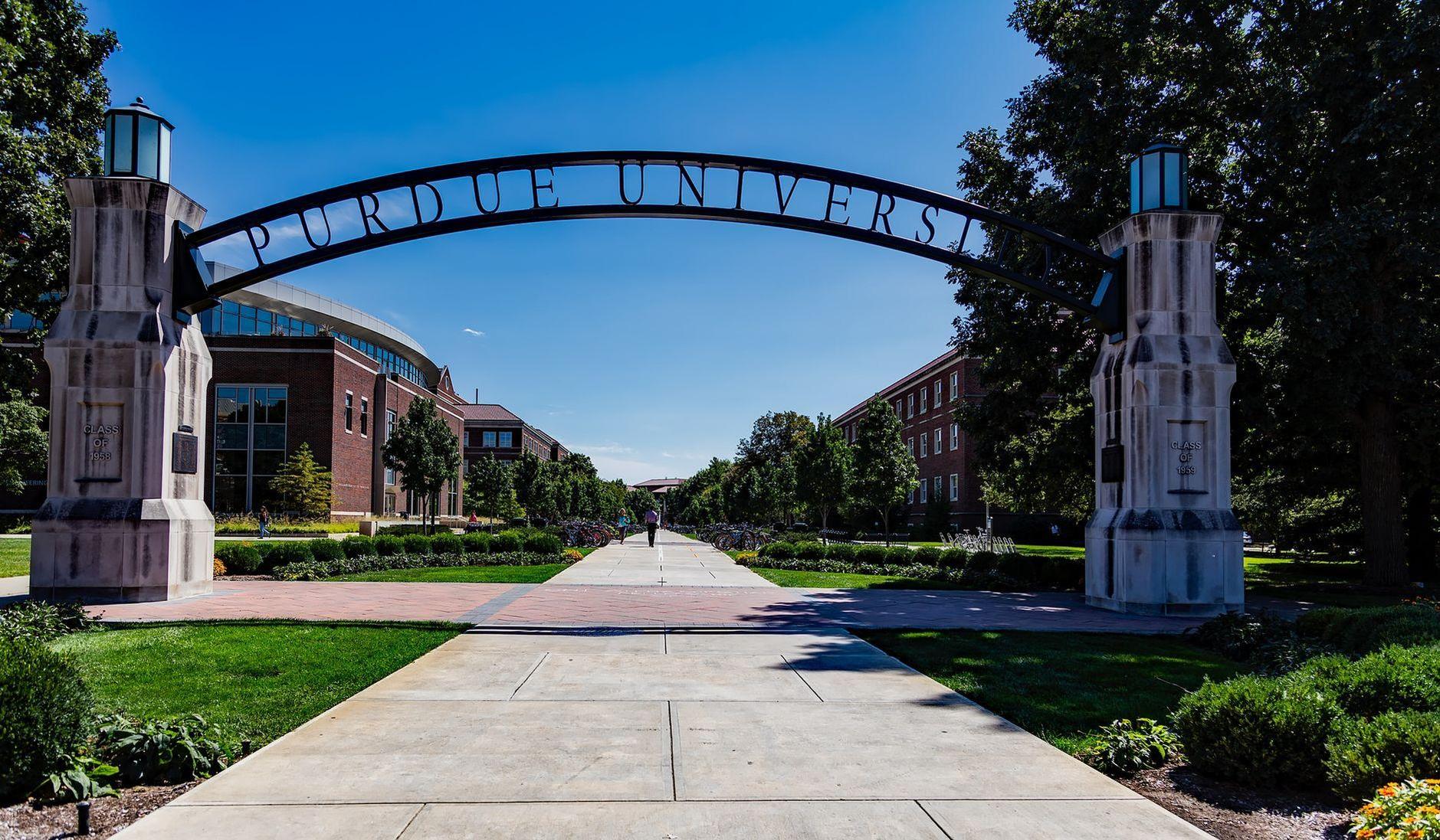 General visual reference for Early Life and Academic Background. Source: Pexels / Photo by Pixabay / Pexels License / https://www.pexels.com/photo/university-entrance-arch-247823/