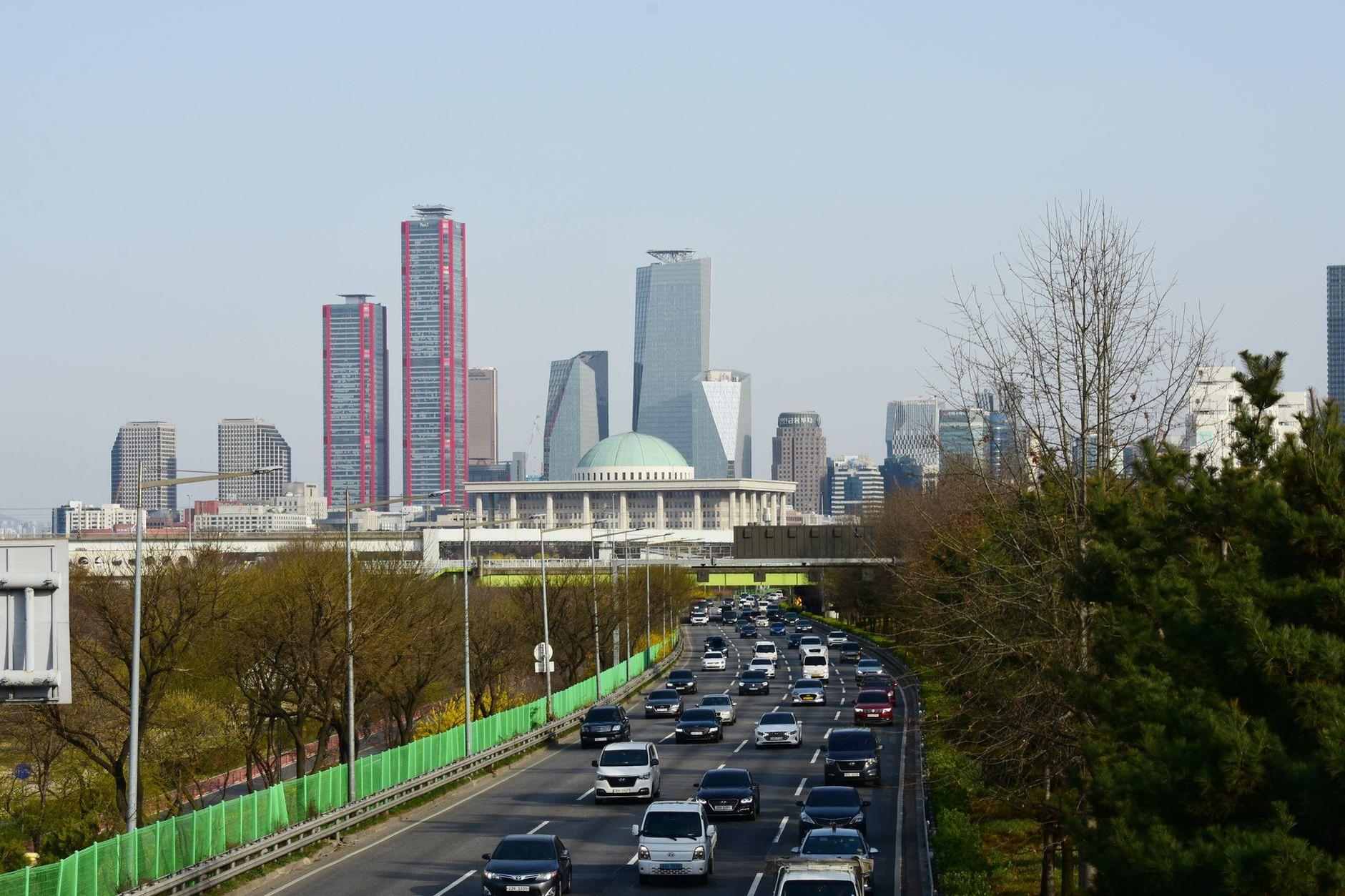 General visual reference for An Enduring Legacy of Institutional Service. Source: Pexels / Photo by 성두 홍 / Pexels License / https://www.pexels.com/photo/modern-architecture-in-downtown-15239931/