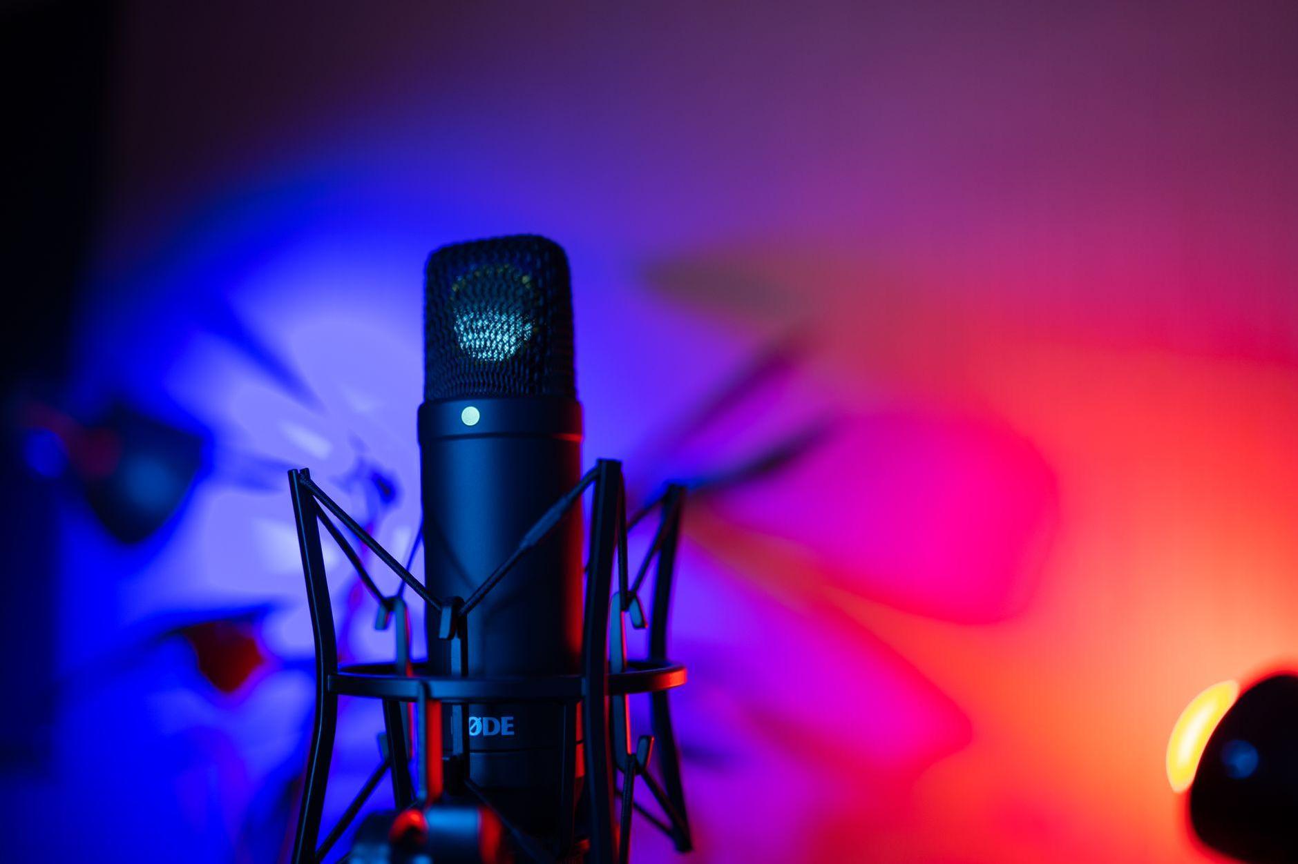 General visual reference for The Art of the 'Banter' and Verbal Delivery. Source: Pexels / Photo by Irina Iriser / Pexels License / https://www.pexels.com/photo/close-up-of-a-black-microphone-11276913/