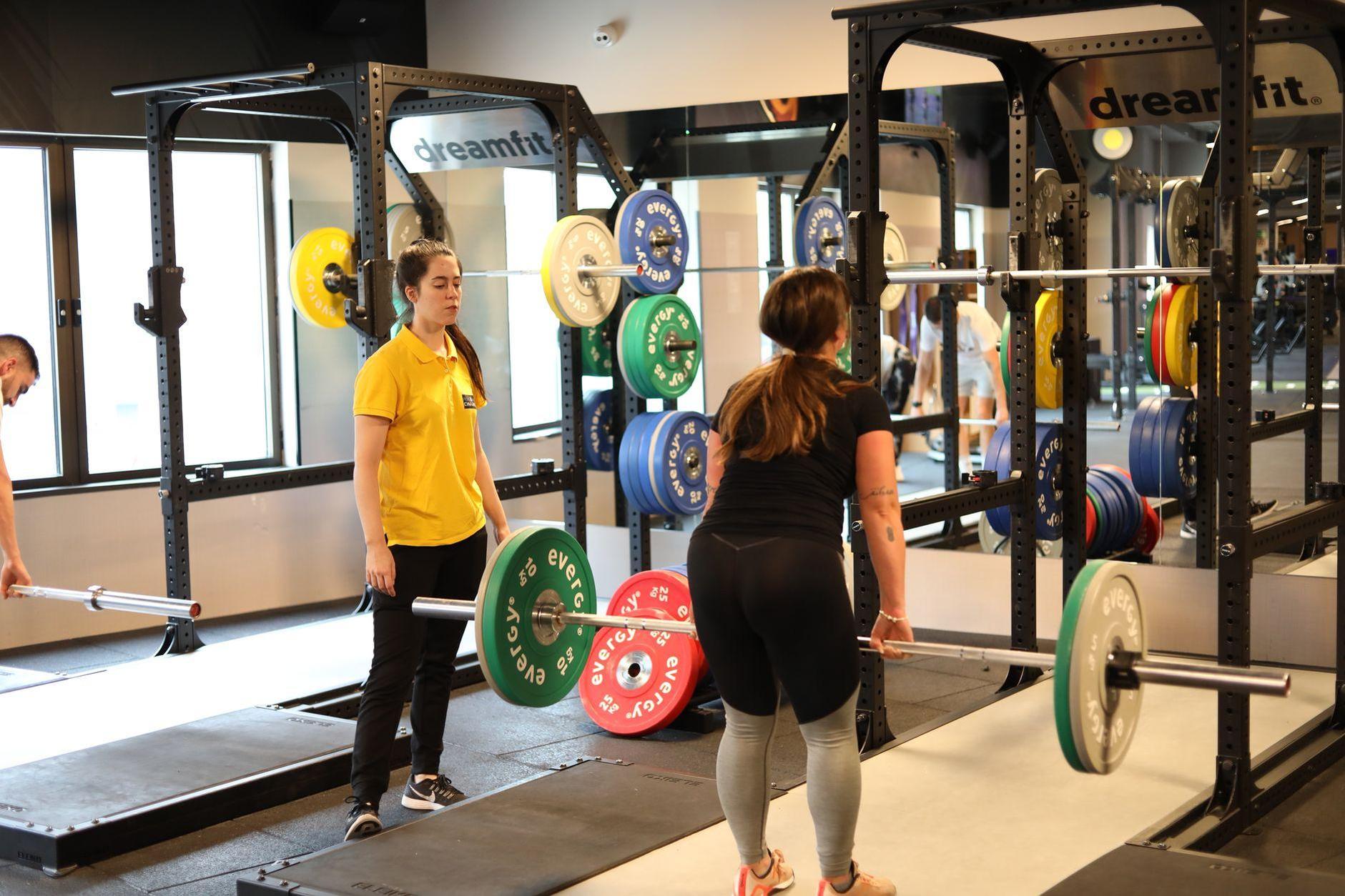 General visual reference for Physical Evolution and Athletic Longevity. Source: Pexels / Photo by José Antonio Otegui Auzmendi / Pexels License / https://www.pexels.com/photo/women-weightlifting-in-modern-gym-setting-31255961/