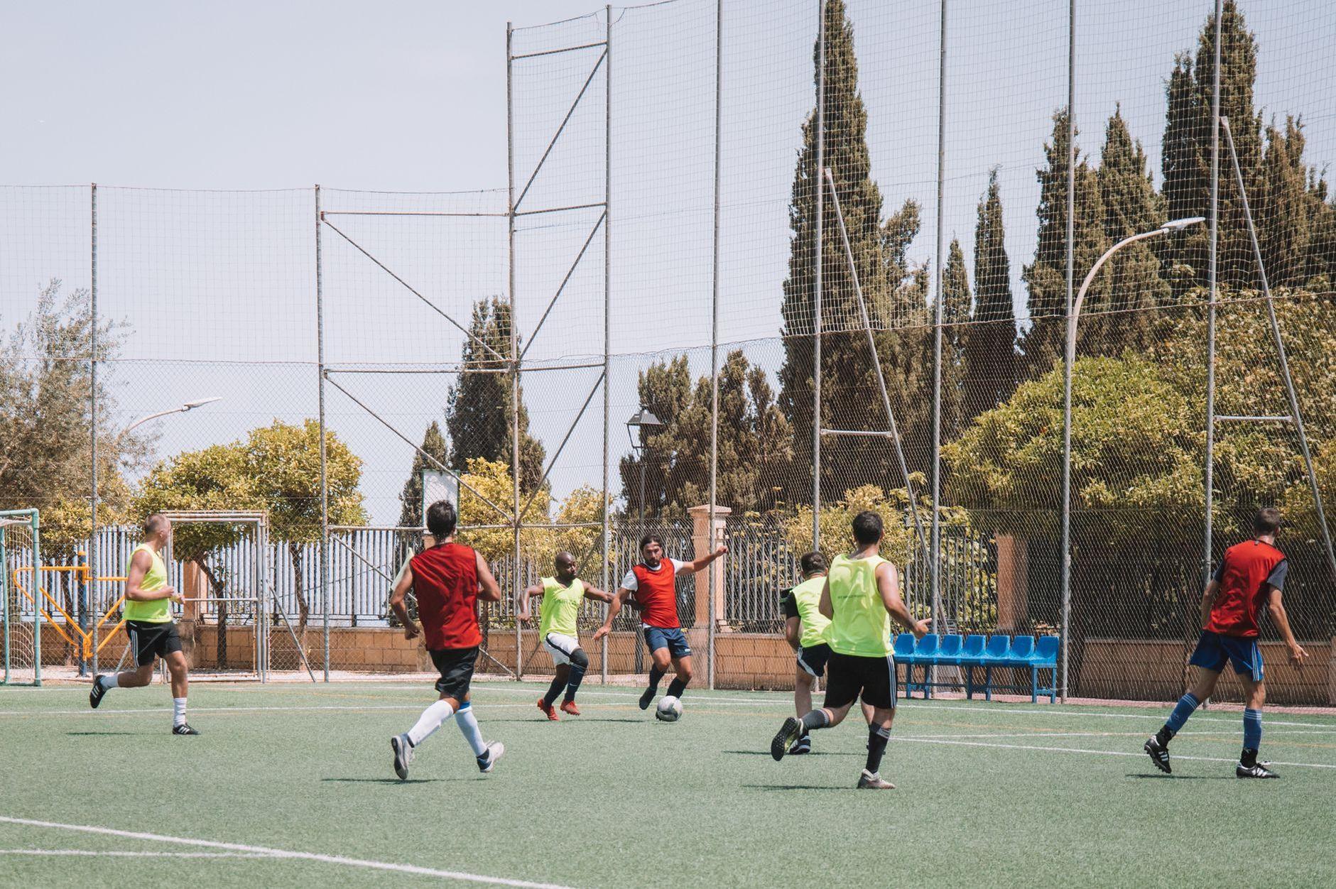 General visual reference for Crossing Continents to Valencia CF's Academy. Source: Pexels / Photo by Joaquin Carfagna / Pexels License / https://www.pexels.com/photo/men-playing-soccer-16715725/