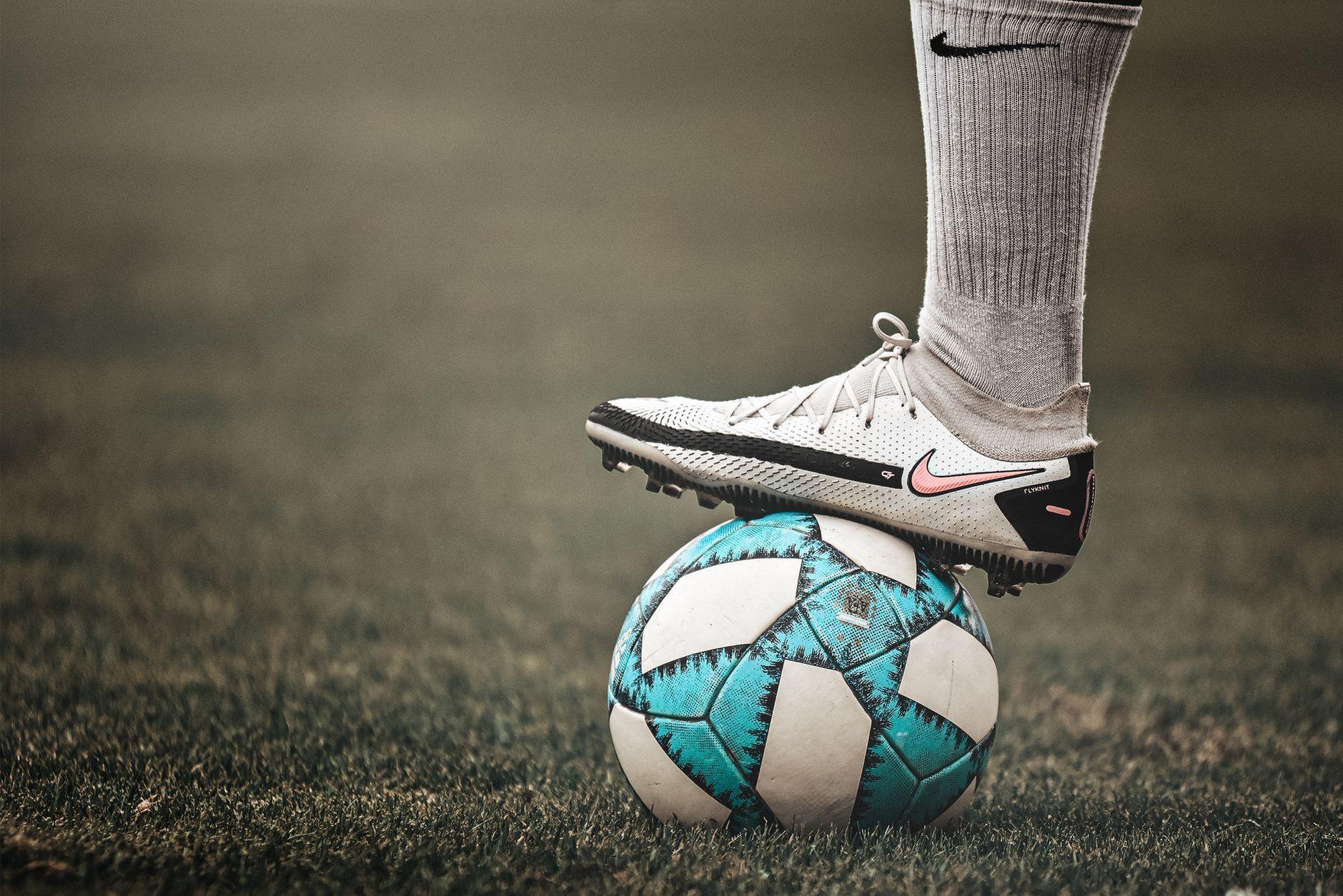 General visual reference for Analyzing a Masterful Playstyle. Source: Pexels / Photo by Gonzalo Acuña / Pexels License / https://www.pexels.com/photo/person-s-foot-on-a-ball-10923060/