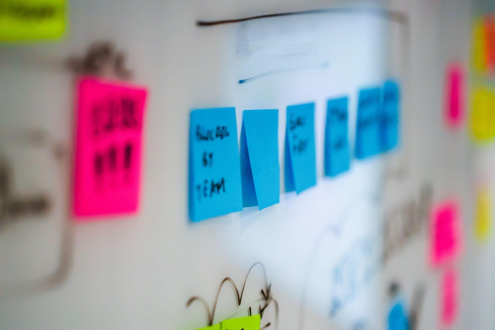 General visual reference for Creative Chemistry with Josh Schwartz. Source: Pexels / Photo by Jakub Zerdzicki / Pexels License / https://www.pexels.com/photo/creative-brainstorming-session-with-sticky-notes-29521529/