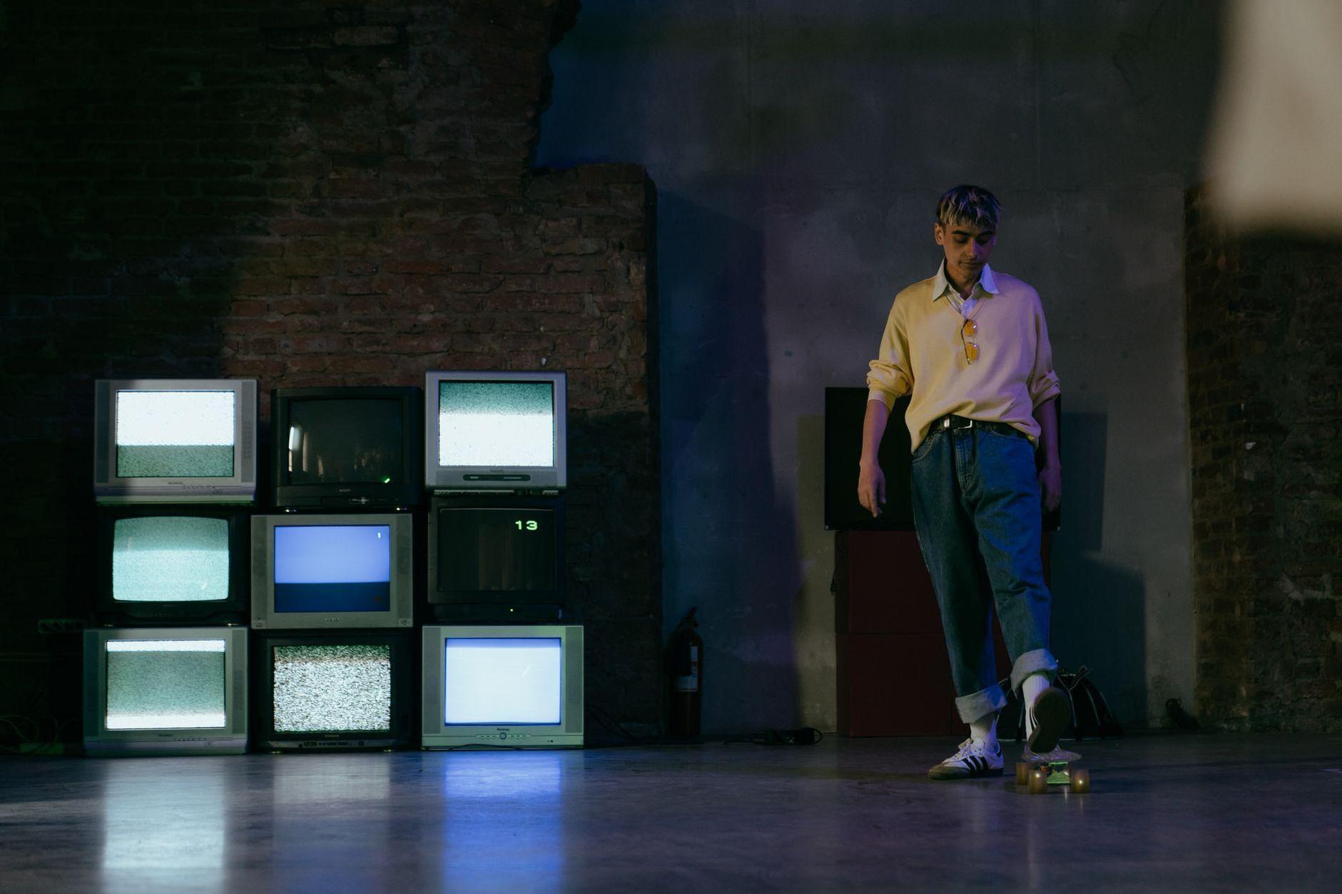 General visual reference for The Challenges of Network Cancellations. Source: Pexels / Photo by cottonbro studio / Pexels License / https://www.pexels.com/photo/man-in-yellow-polo-shirt-and-blue-denim-jeans-standing-near-black-flat-screen-computer-monitors-4842638/
