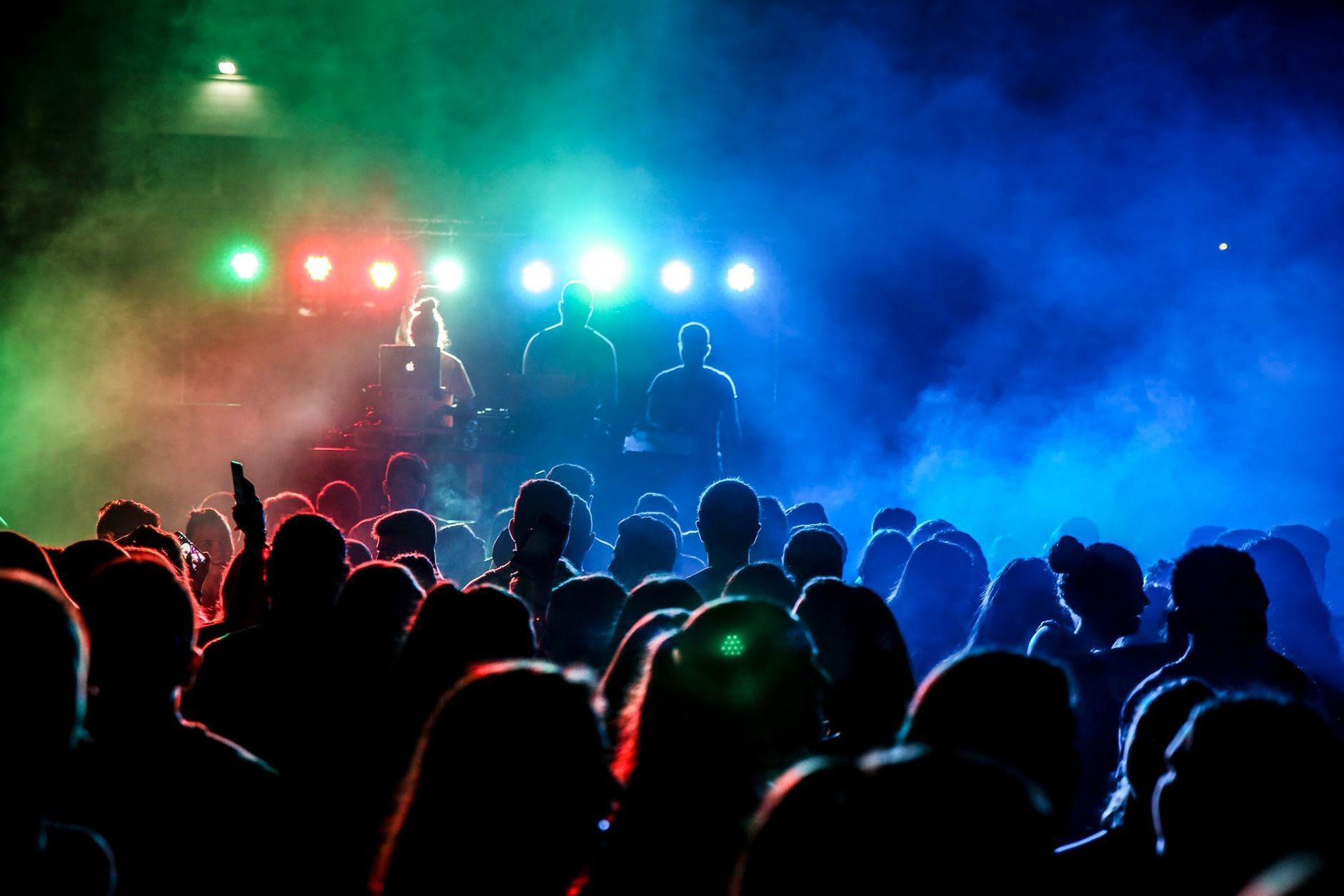 General visual reference for The Power of Live Performances and Concerts. Source: Pexels / Photo by Maor Attias / Pexels License / https://www.pexels.com/photo/people-watching-concert-during-night-time-5152573/