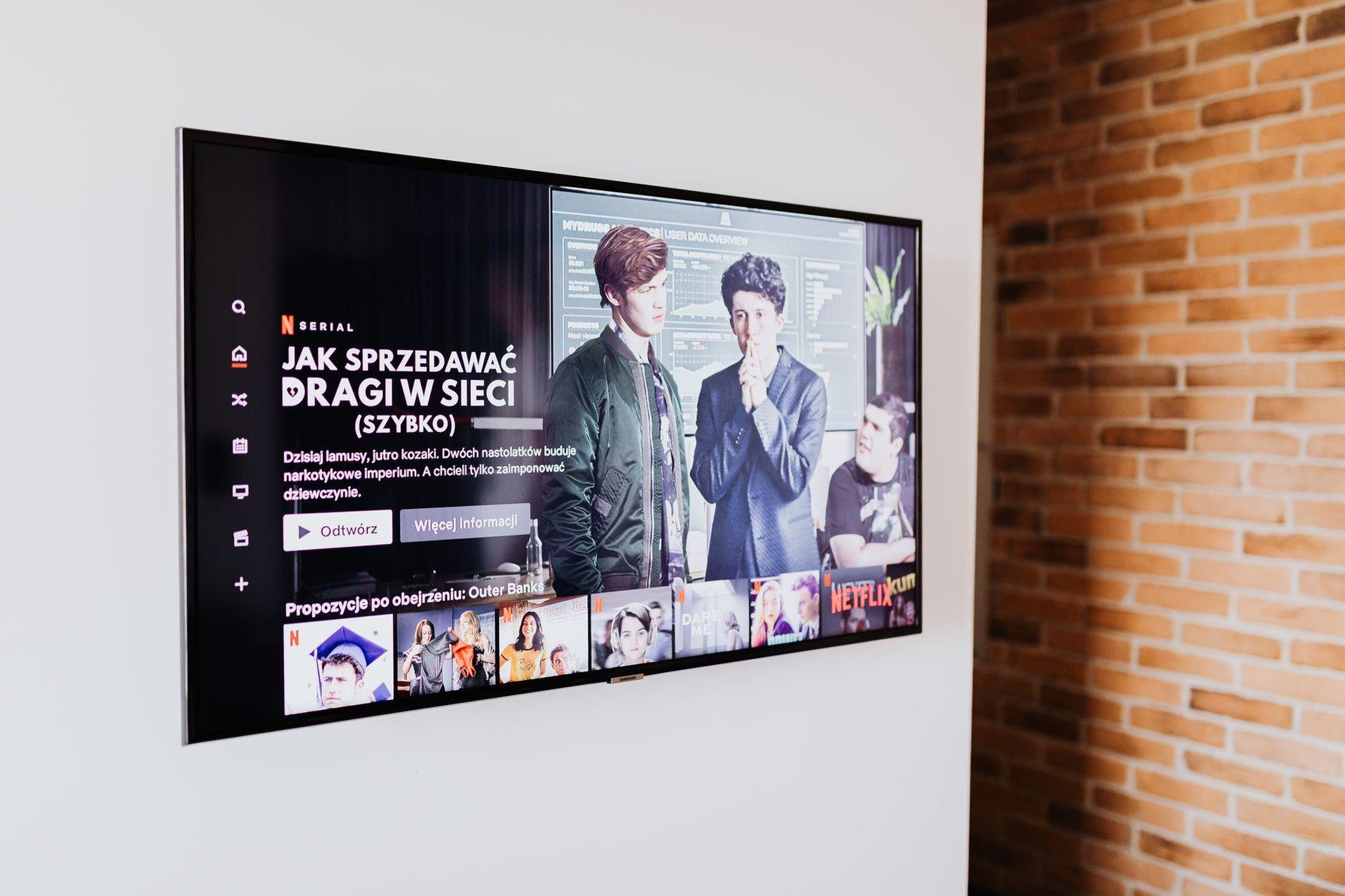 General visual reference for Soundtracks and OST Dominance. Source: Pexels / Photo by www.kaboompics.com / Pexels License / https://www.pexels.com/photo/black-flat-screen-tv-hanging-on-the-white-wall-5202925/