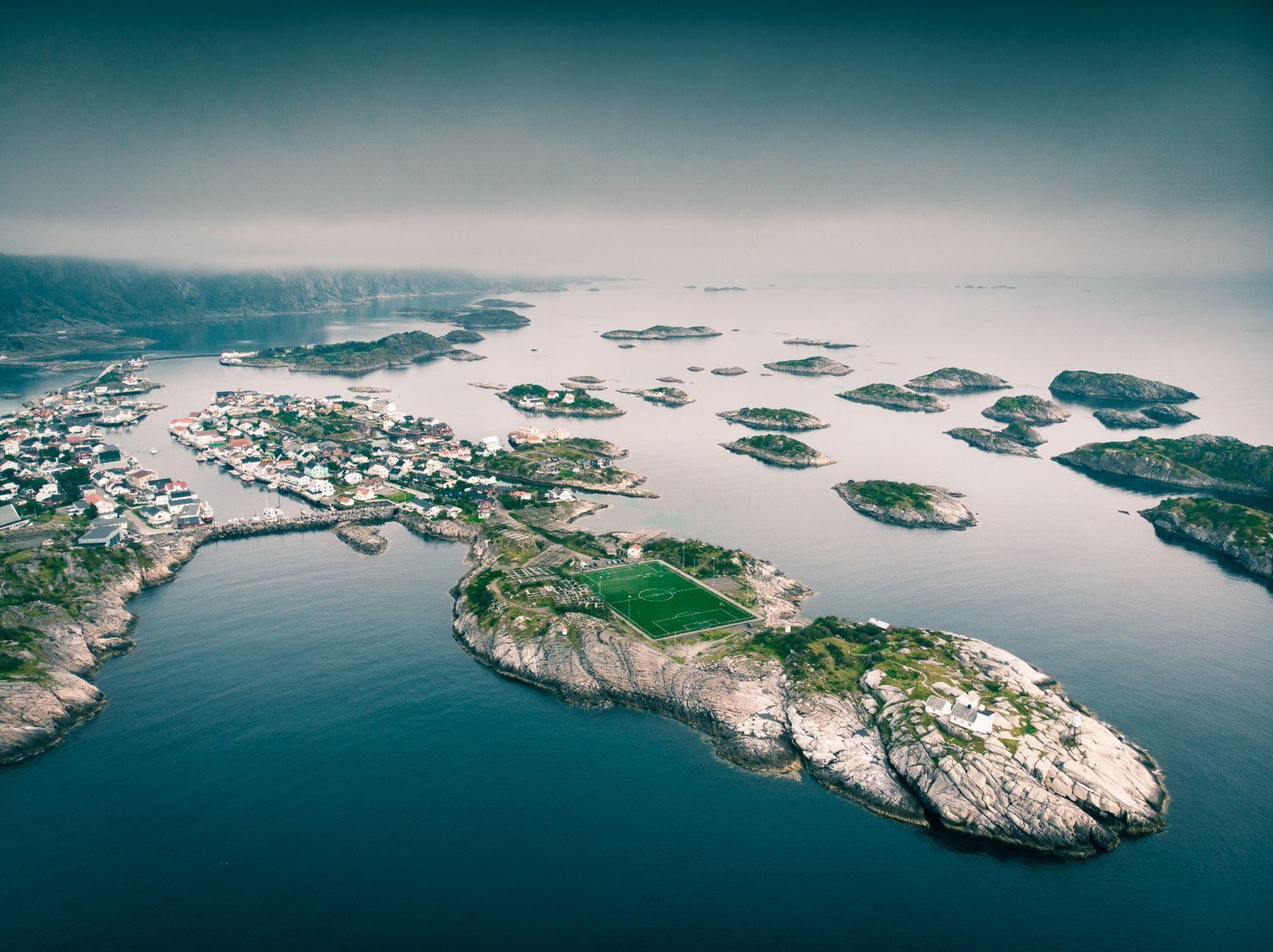 General visual reference for Early Development at Bryne FK. Source: Pexels / Photo by Clément Proust / Pexels License / https://www.pexels.com/photo/les-ile-en-pleine-mer-de-la-ville-de-henningsvaer-en-norvege-14953234/