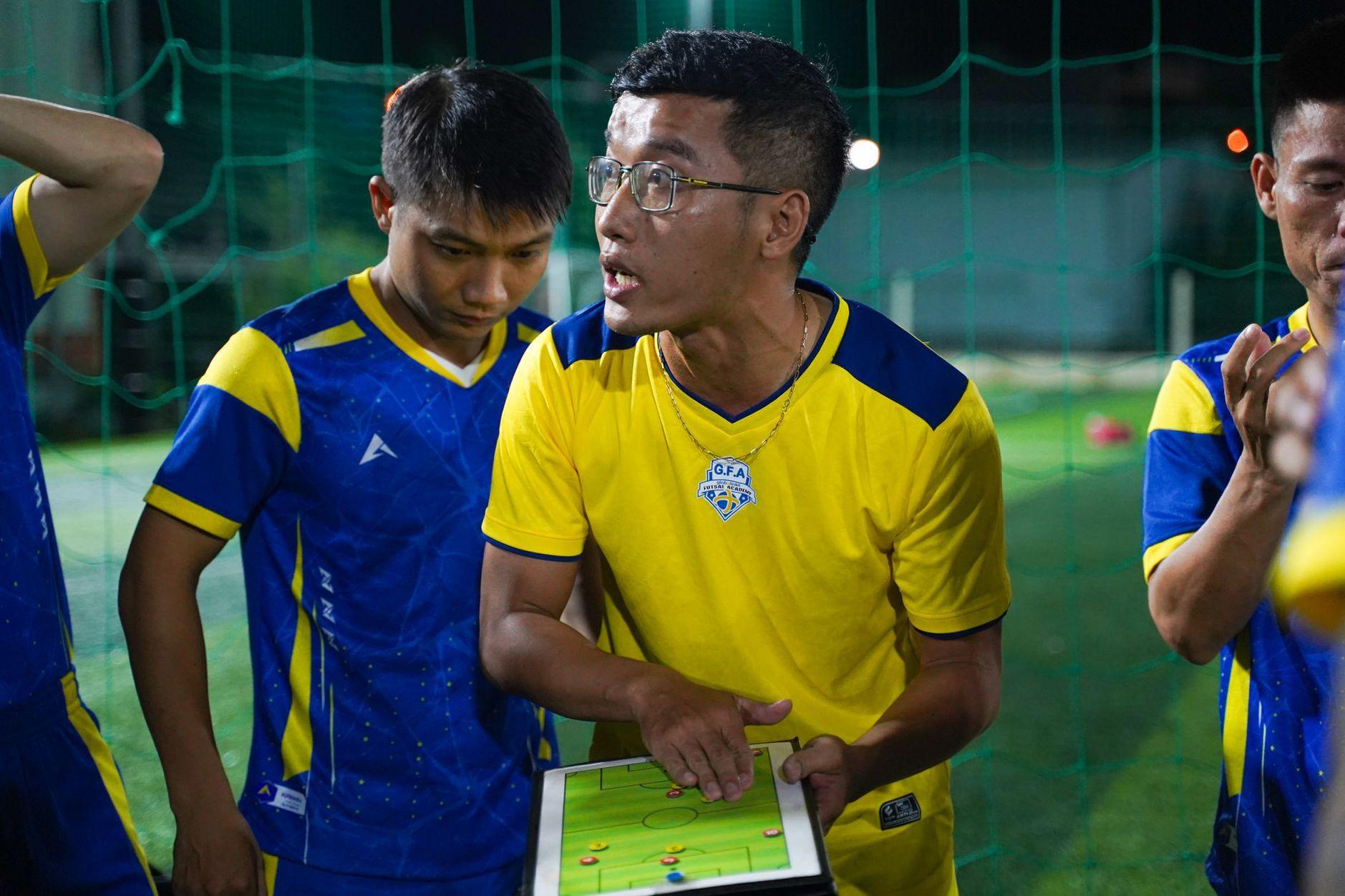General visual reference for Tactical Analysis: Off-the-Ball Movement. Source: Pexels / Photo by Quyn Phạm / Pexels License / https://www.pexels.com/photo/a-coach-making-a-plan-for-the-team-13907431/