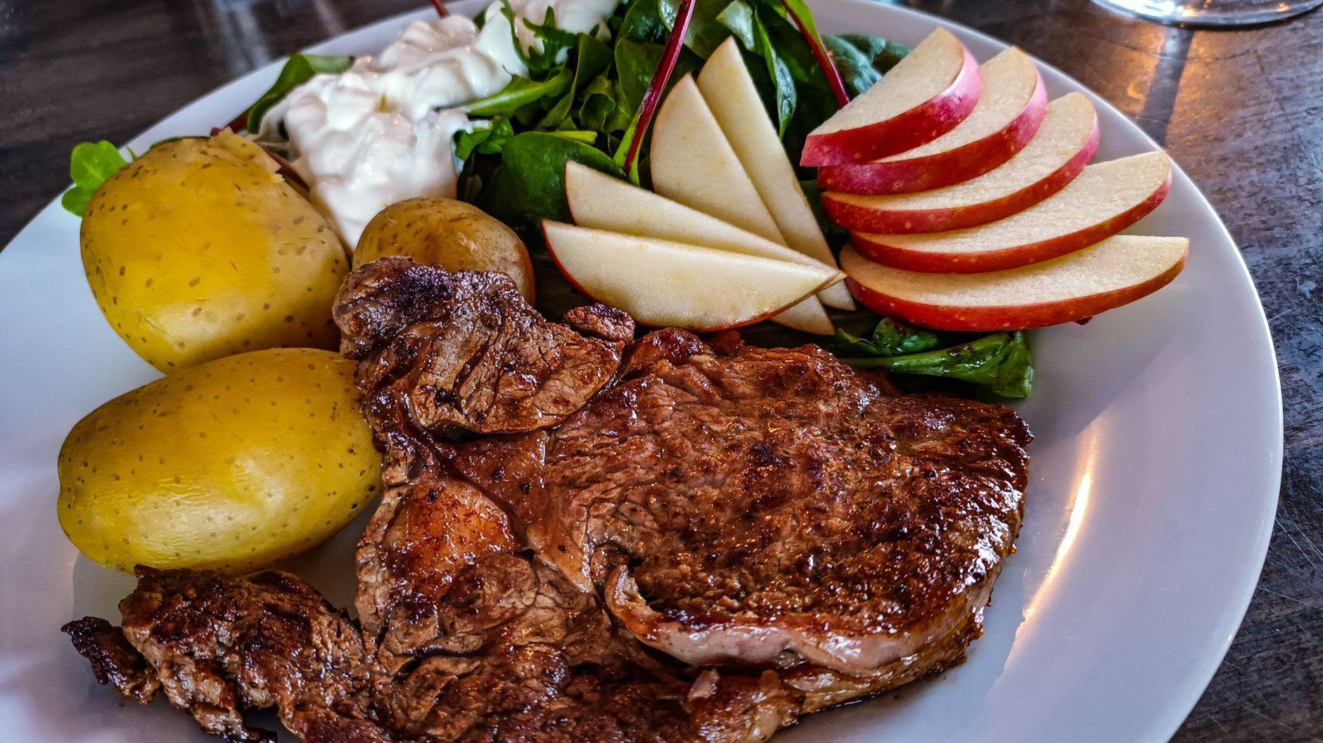 General visual reference for Diet, Nutrition, and Biohacking. Source: Pexels / Photo by Catarina Kåsa / Pexels License / https://www.pexels.com/photo/grilled-steak-with-potatoes-and-fresh-salad-36879799/