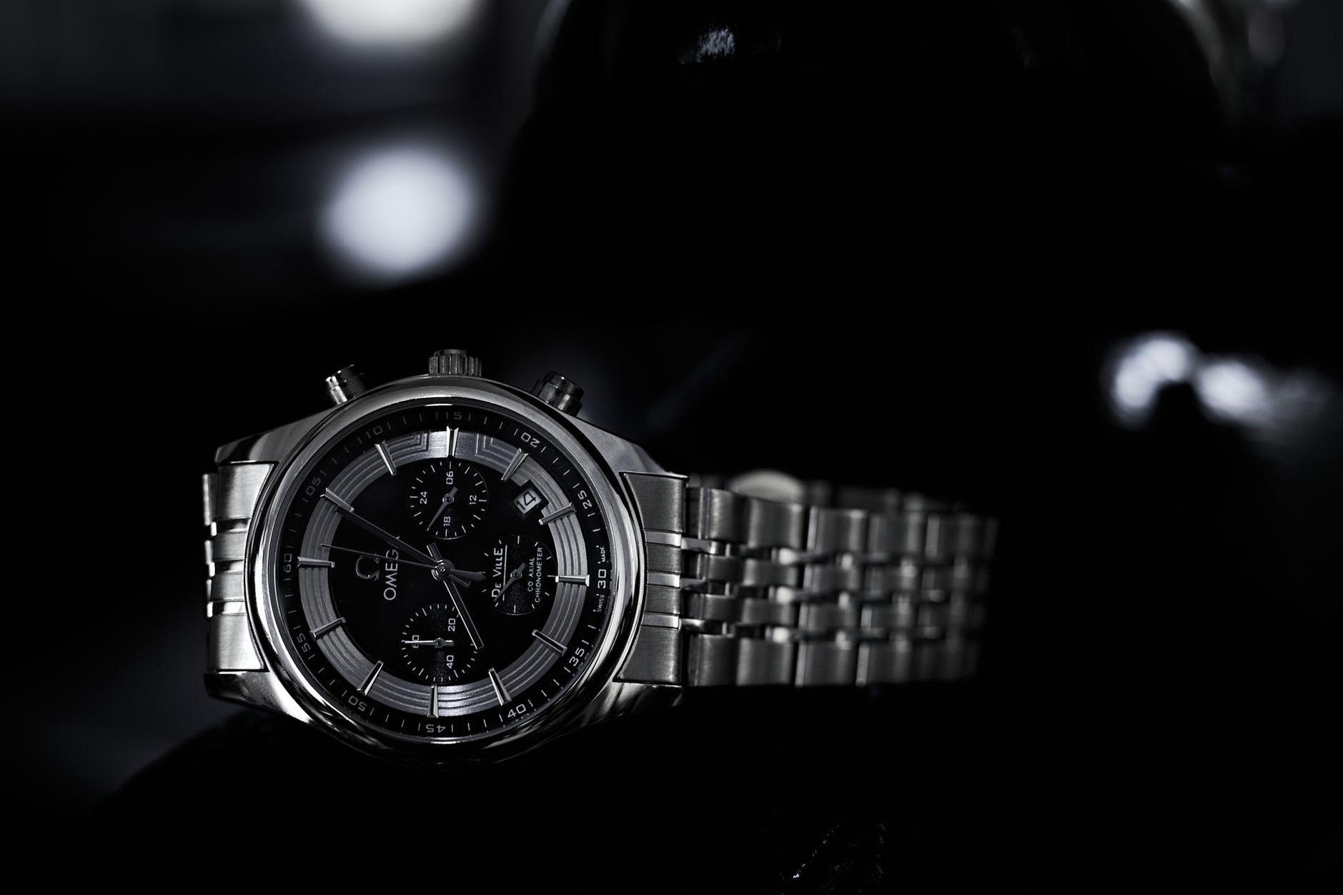 General visual reference for Global Commercial Value and Brand Power. Source: Pexels / Photo by Alex Levis / Pexels License / https://www.pexels.com/photo/luxury-steel-watch-with-chronograph-design-33532635/