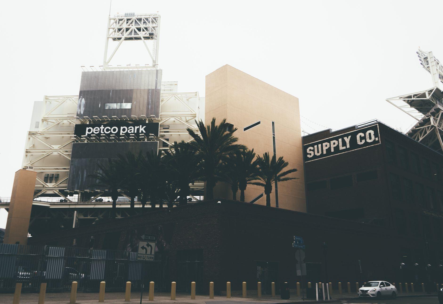 General visual reference for Signing with the San Diego Padres. Source: Pexels / Photo by Eamon Up North / Pexels License / https://www.pexels.com/photo/cityscape-with-palm-trees-14547696/