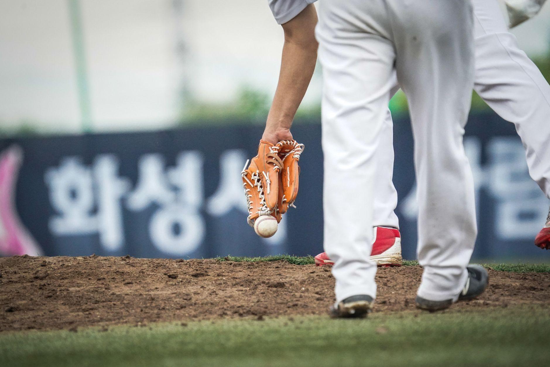 General visual reference for The Psychology of a Closer. Source: Pexels / Photo by 준섭 윤 / Pexels License / https://www.pexels.com/photo/baseball-player-catching-a-ball-13800932/