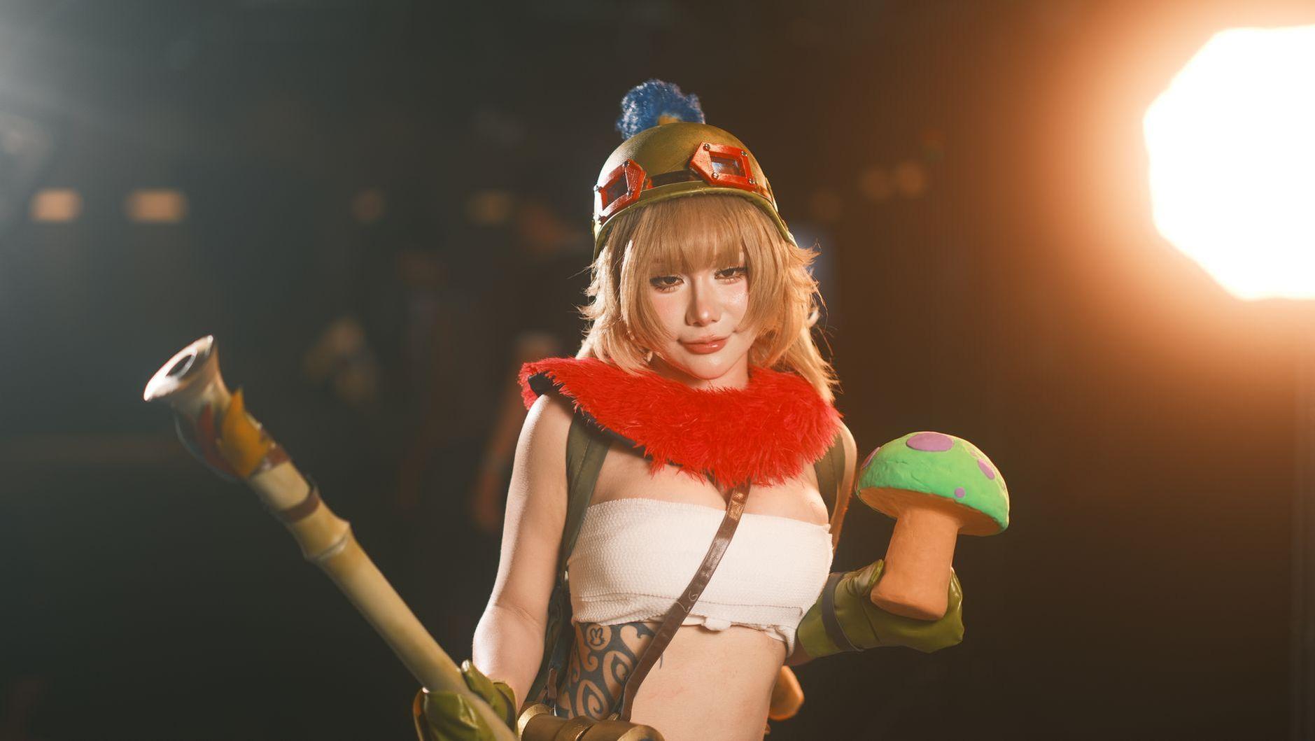 General visual reference for Tactical Adaptability in Changing Metas. Source: Pexels / Photo by TBD Tuyên / Pexels License / https://www.pexels.com/photo/cosplay-character-with-toy-prop-in-performance-37030839/