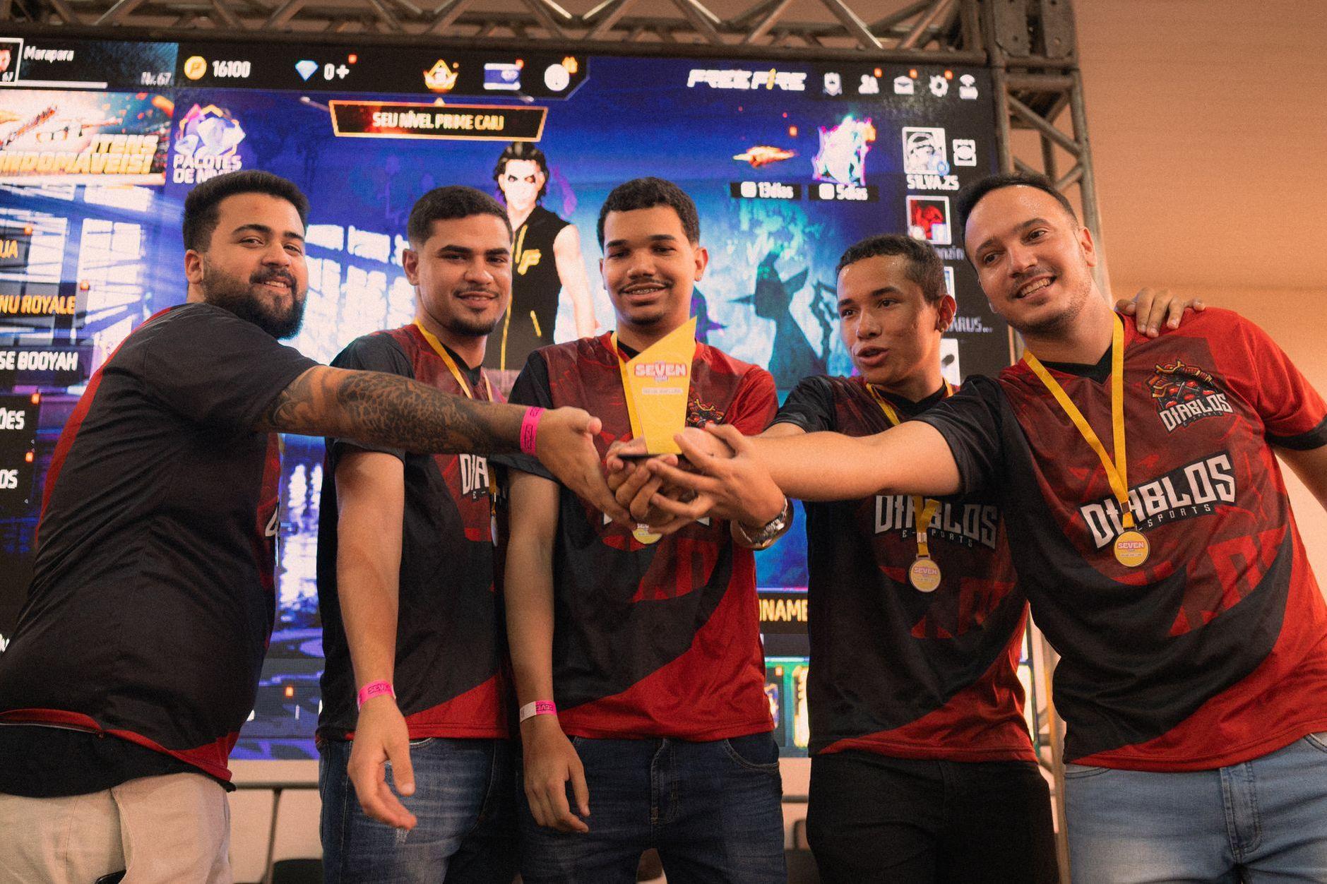 General visual reference for Comparing Doran to His Elite Peers. Source: Pexels / Photo by Alef Morais / Pexels License / https://www.pexels.com/photo/e-sports-team-celebrating-victory-with-trophy-34179719/