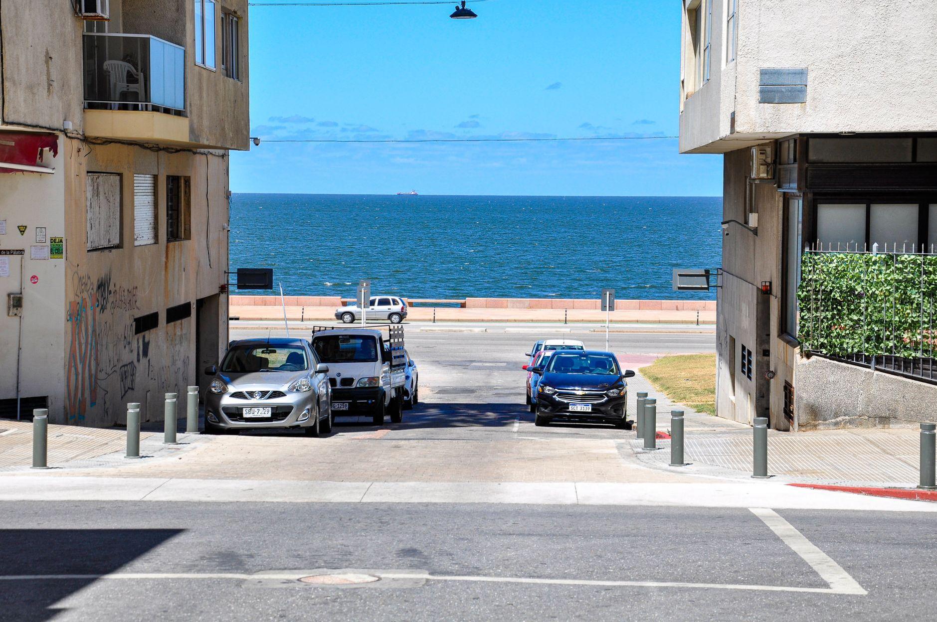 General visual reference for Early Career and European Breakthrough. Source: Pexels / Photo by Nikolai Kolosov / Pexels License / https://www.pexels.com/photo/street-view-leading-to-montevideo-waterfront-36272293/