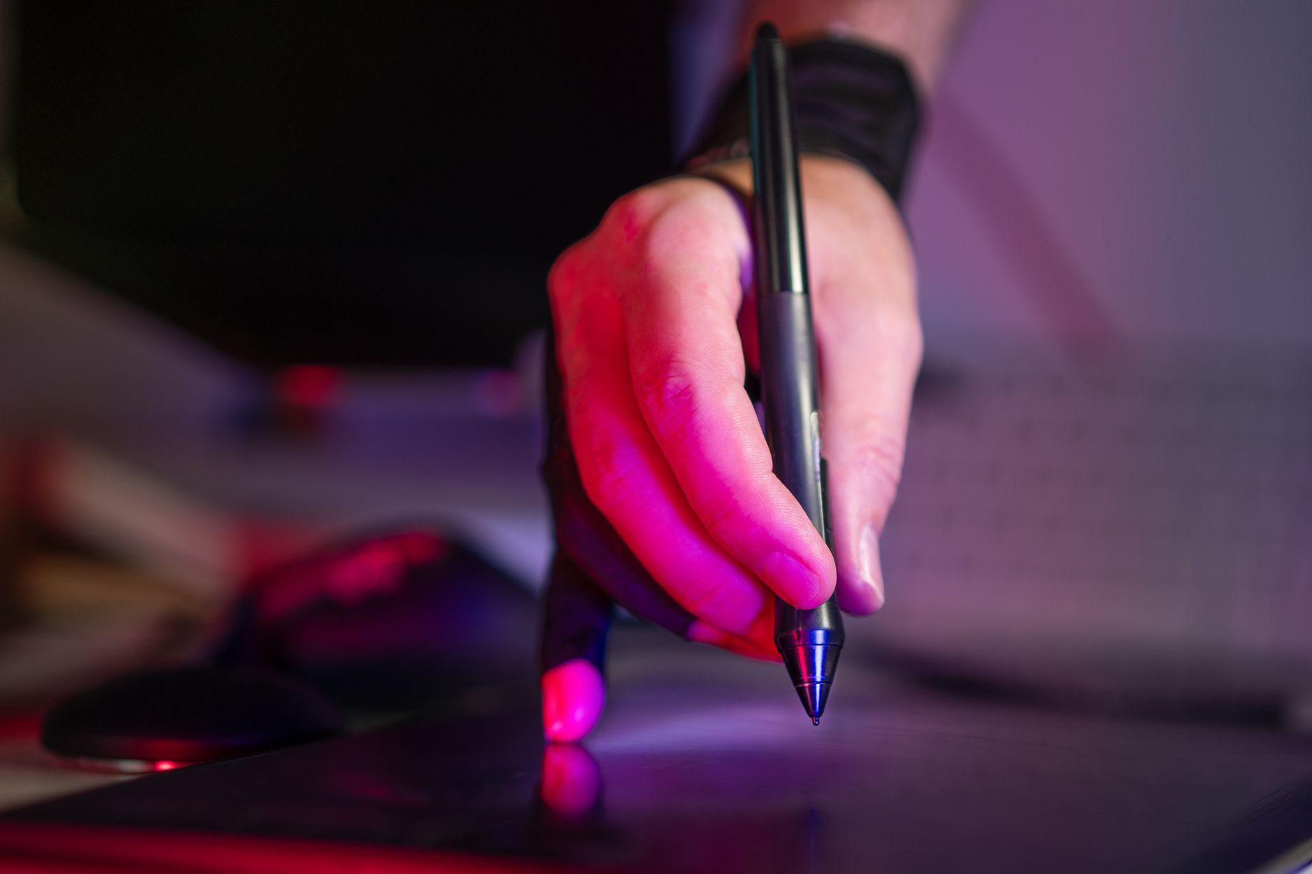 General visual reference for Visual Language of the Webtoon Adaptation. Source: Pexels / Photo by Jakub Zerdzicki / Pexels License / https://www.pexels.com/photo/digital-artist-using-graphics-tablet-with-stylus-29485989/