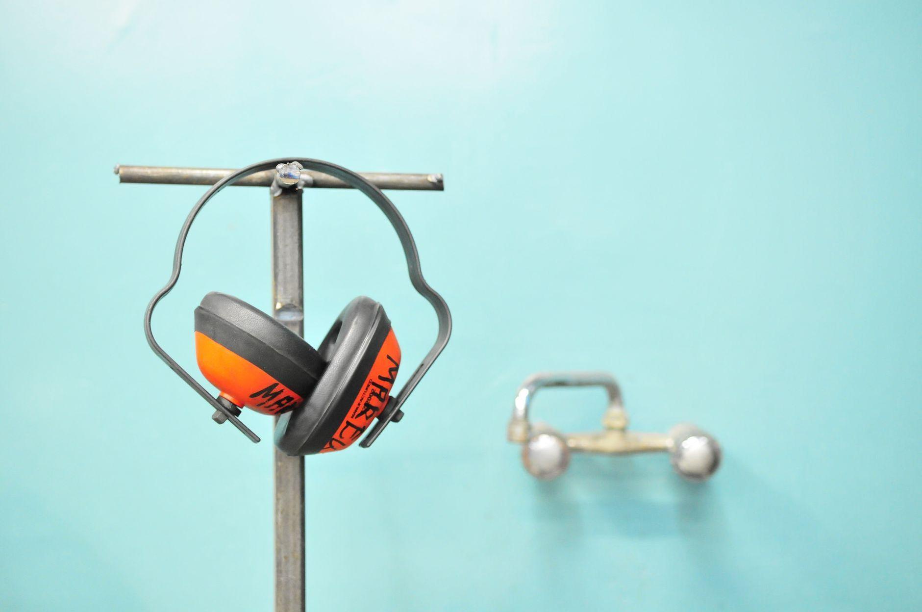 General visual reference for Diagnostic Testing and Audiometry. Source: Pexels / Photo by Mikołaj Bleja / Pexels License / https://www.pexels.com/photo/orange-and-gray-earmuffs-744922/
