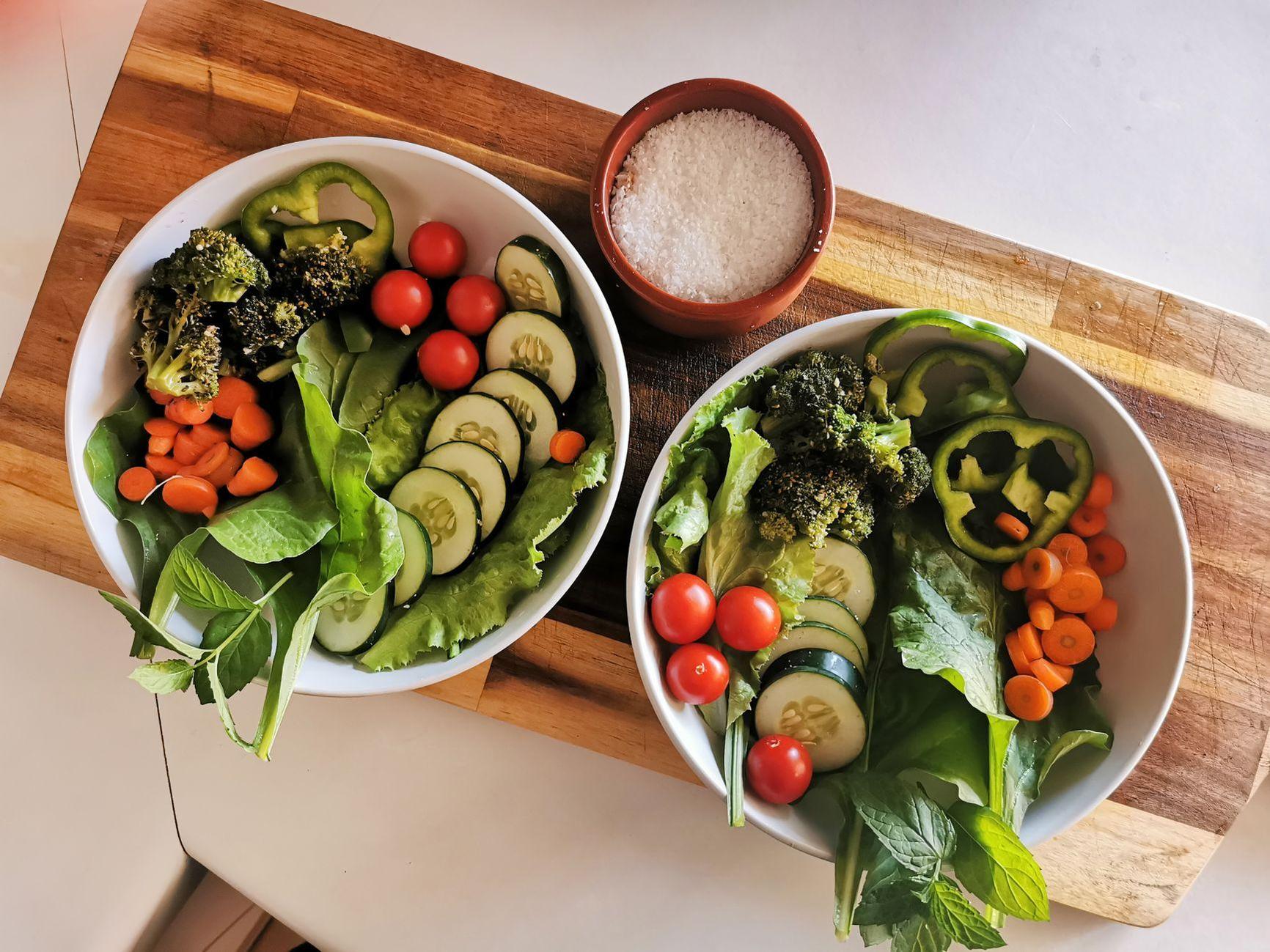 General visual reference for Dietary Management: The Low-Sodium Regimen. Source: Pexels / Photo by Karen Laårk Boshoff / Pexels License / https://www.pexels.com/photo/salads-on-tray-9893217/
