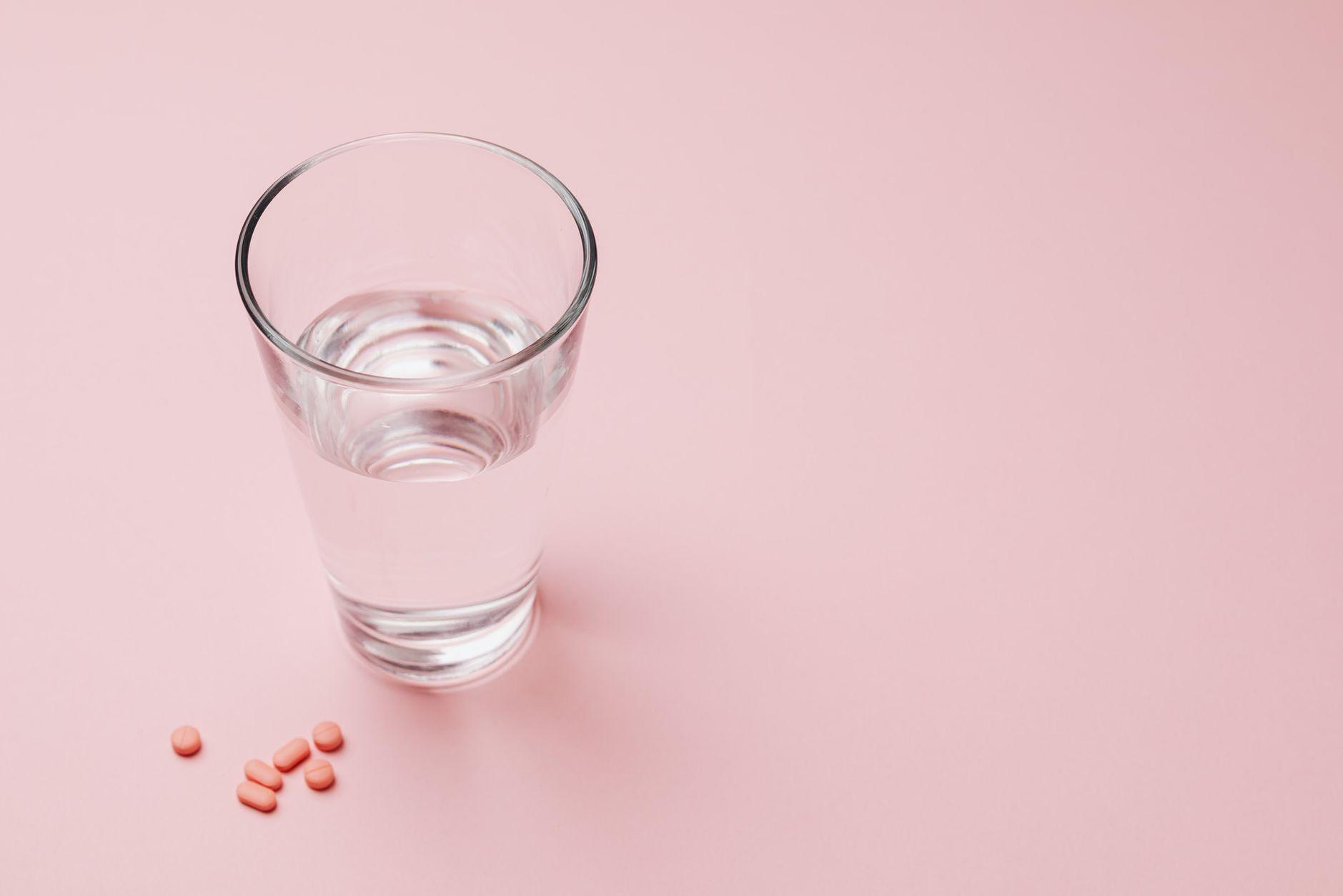 General visual reference for Pharmacological Treatment: Long-Term Prevention. Source: Pexels / Photo by www.kaboompics.com / Pexels License / https://www.pexels.com/photo/photo-of-glass-of-water-beside-capsules-4040565/