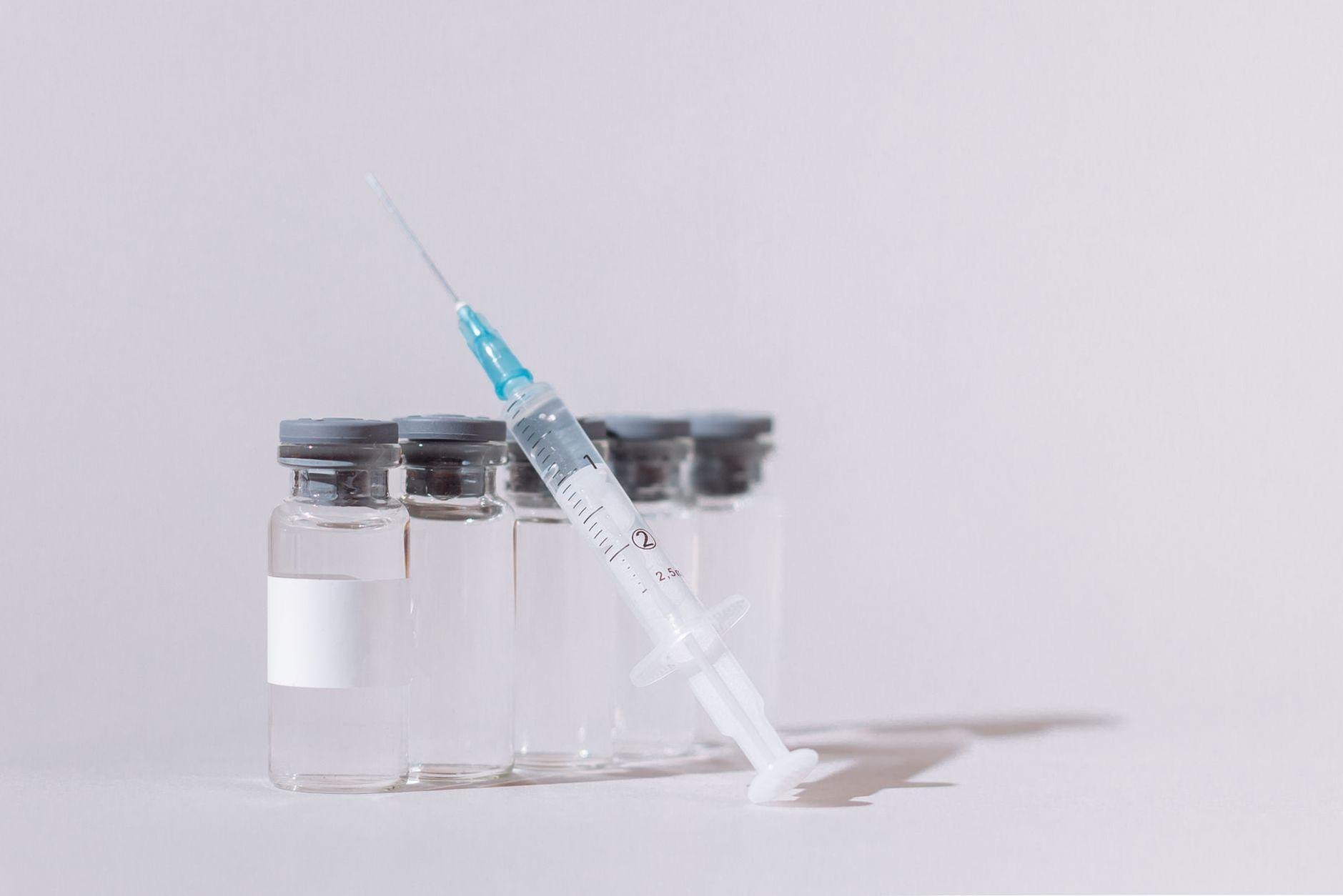 General visual reference for Intratympanic Steroid Injections. Source: Pexels / Photo by Thirdman / Pexels License / https://www.pexels.com/photo/covid-vaccine-bottles-and-syringe-5922094/