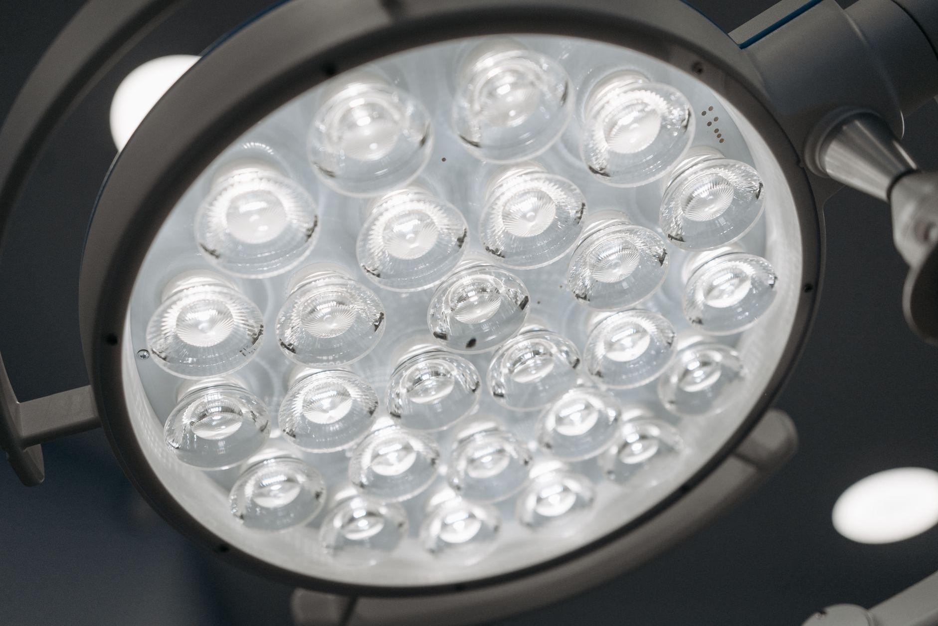 General visual reference for Surgical Interventions. Source: Pexels / Photo by Pavel Danilyuk / Pexels License / https://www.pexels.com/photo/operating-lamp-in-close-up-view-7108120/